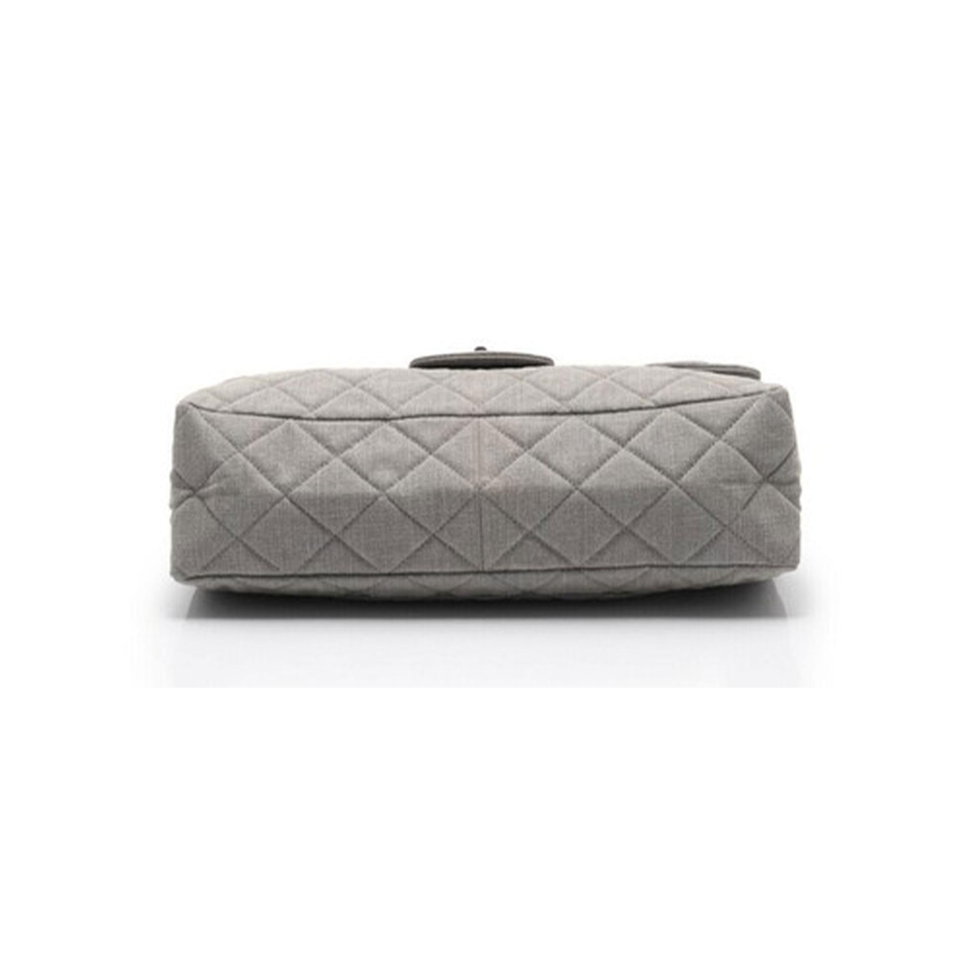 Chanel Airlines Flap Travel Maxi Quilted 2.55 Reissue XXL Shoulder Bag In Good Condition For Sale In Miami, FL