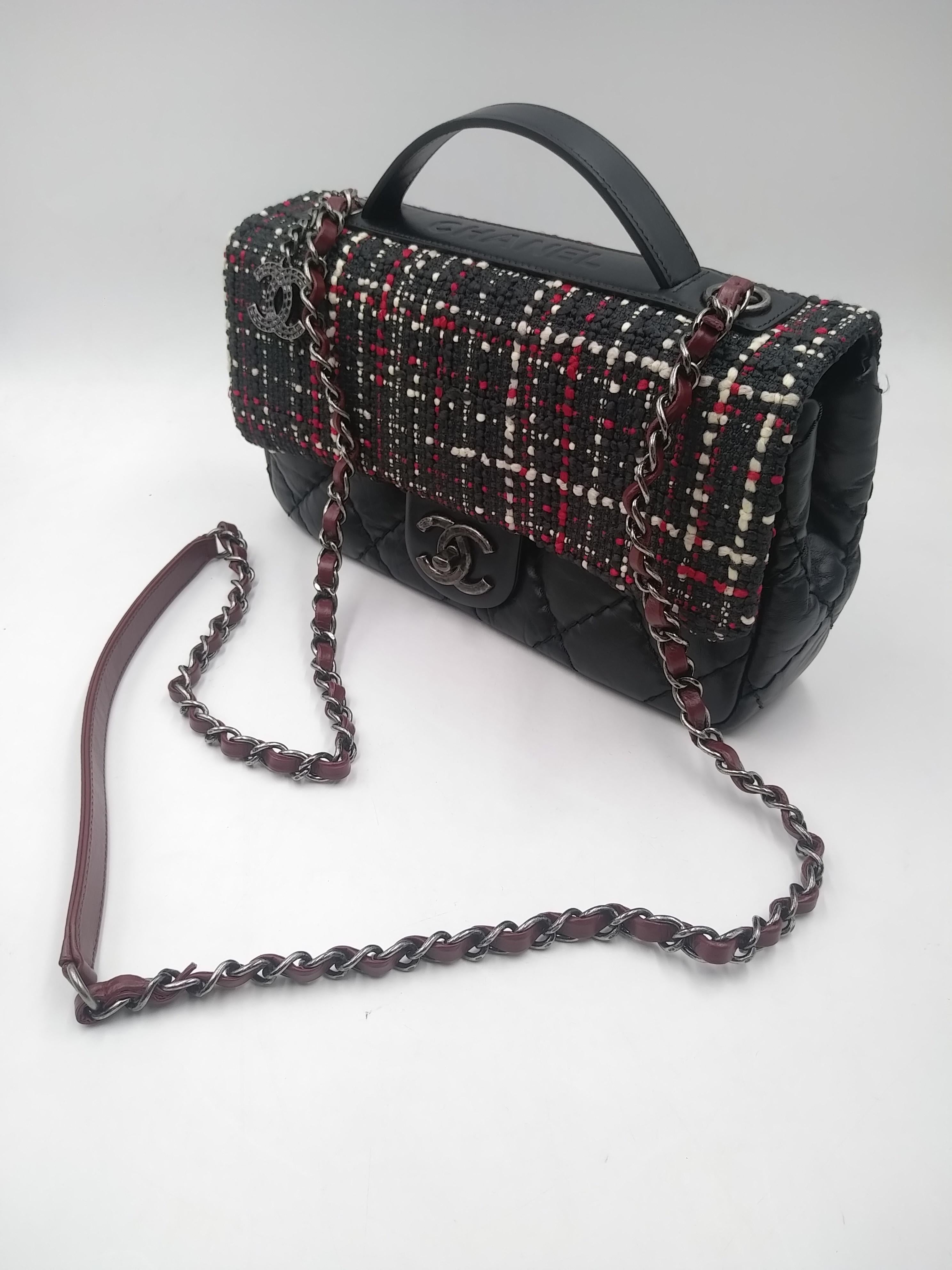 Chanel Airlines Top Handle Flap Bag aus Tweed und gestepptem gealtertem Kalbsleder Medium 5