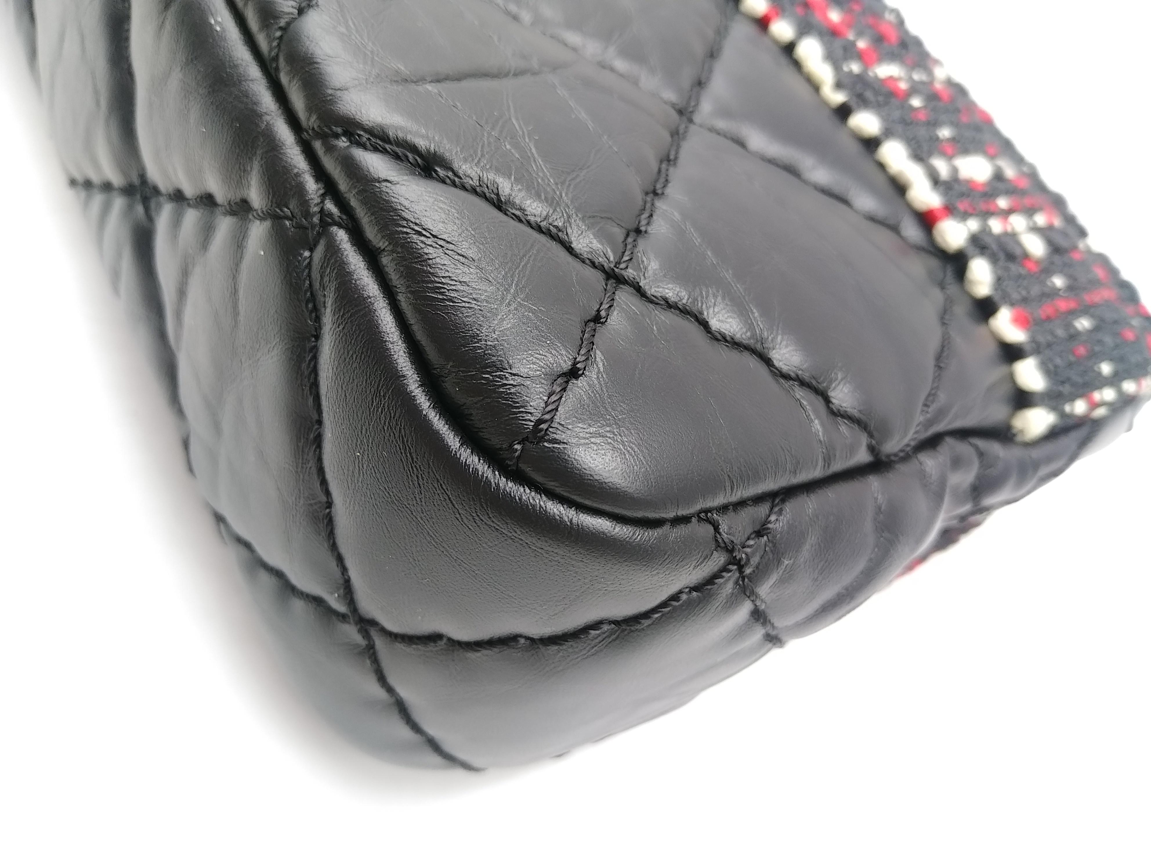 Chanel Airlines Top Handle Flap Bag aus Tweed und gestepptem gealtertem Kalbsleder Medium 10