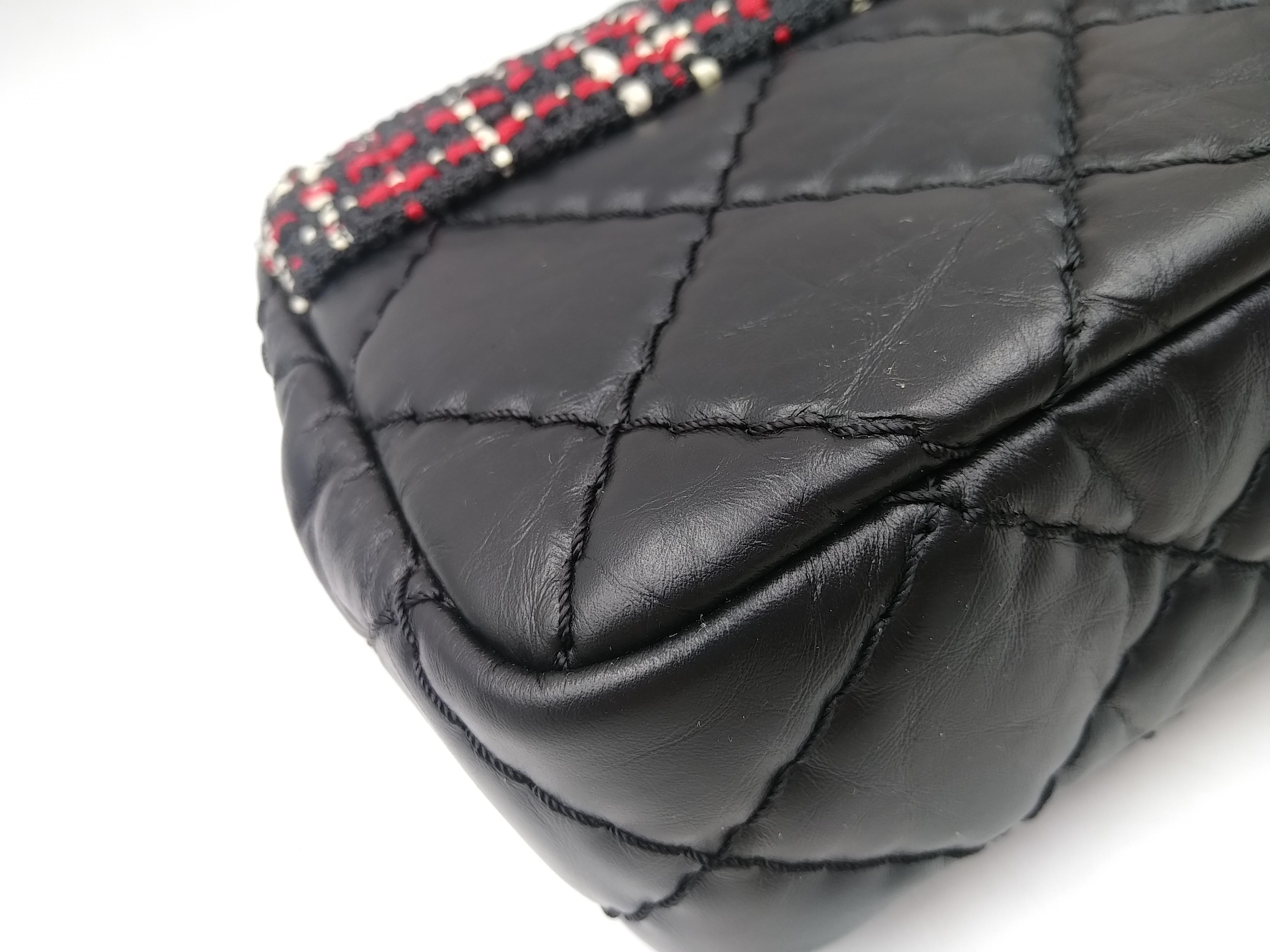 Chanel Airlines Top Handle Flap Bag aus Tweed und gestepptem gealtertem Kalbsleder Medium 11