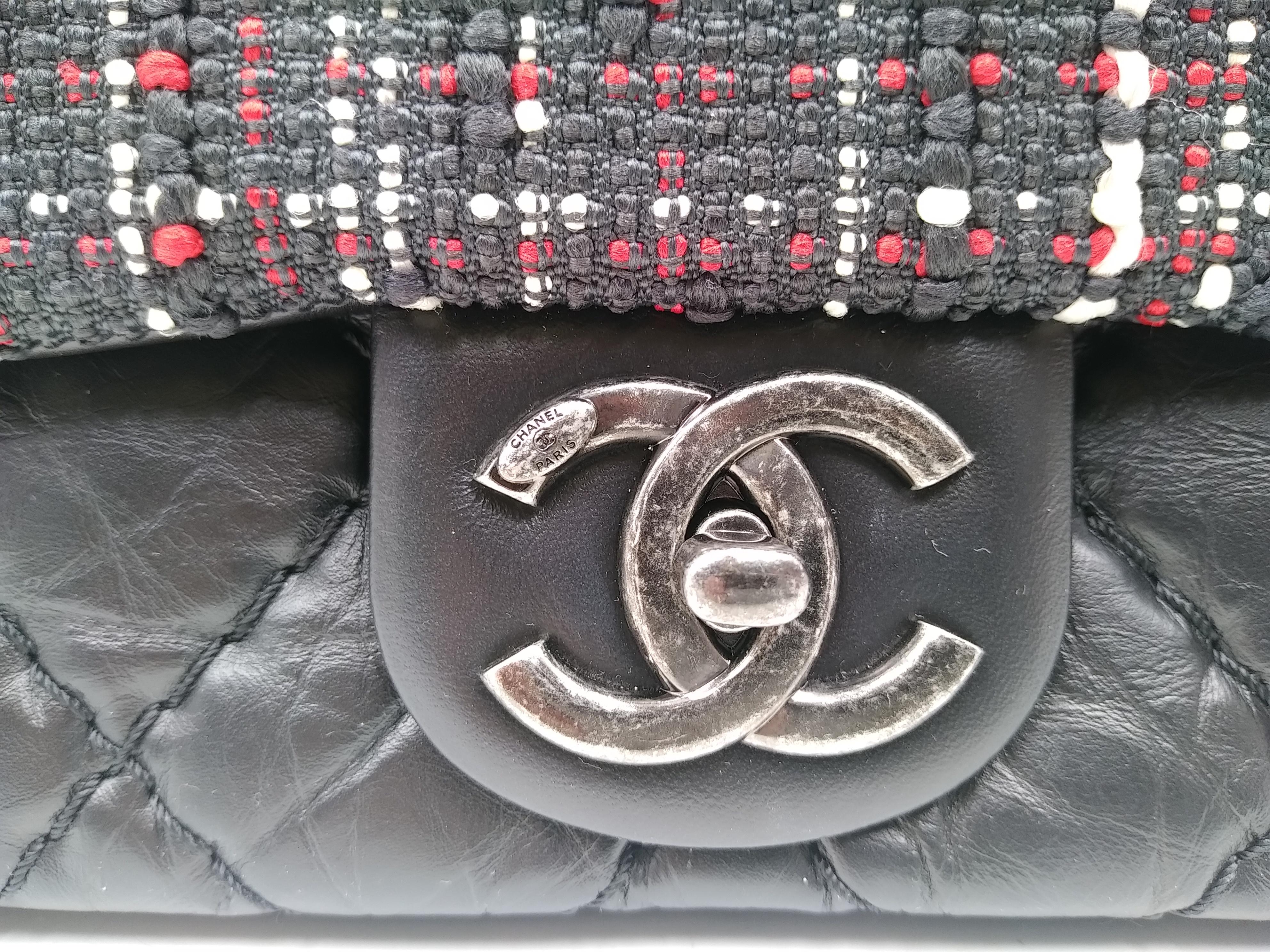Chanel Airlines Top Handle Flap Bag Tweed and Quilted Aged Calfskin Medium In Excellent Condition In Lugano, Ticino