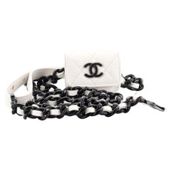 Chanel Airpods Pro Halter Gürtel aus gestepptem Kaviar mit Harz