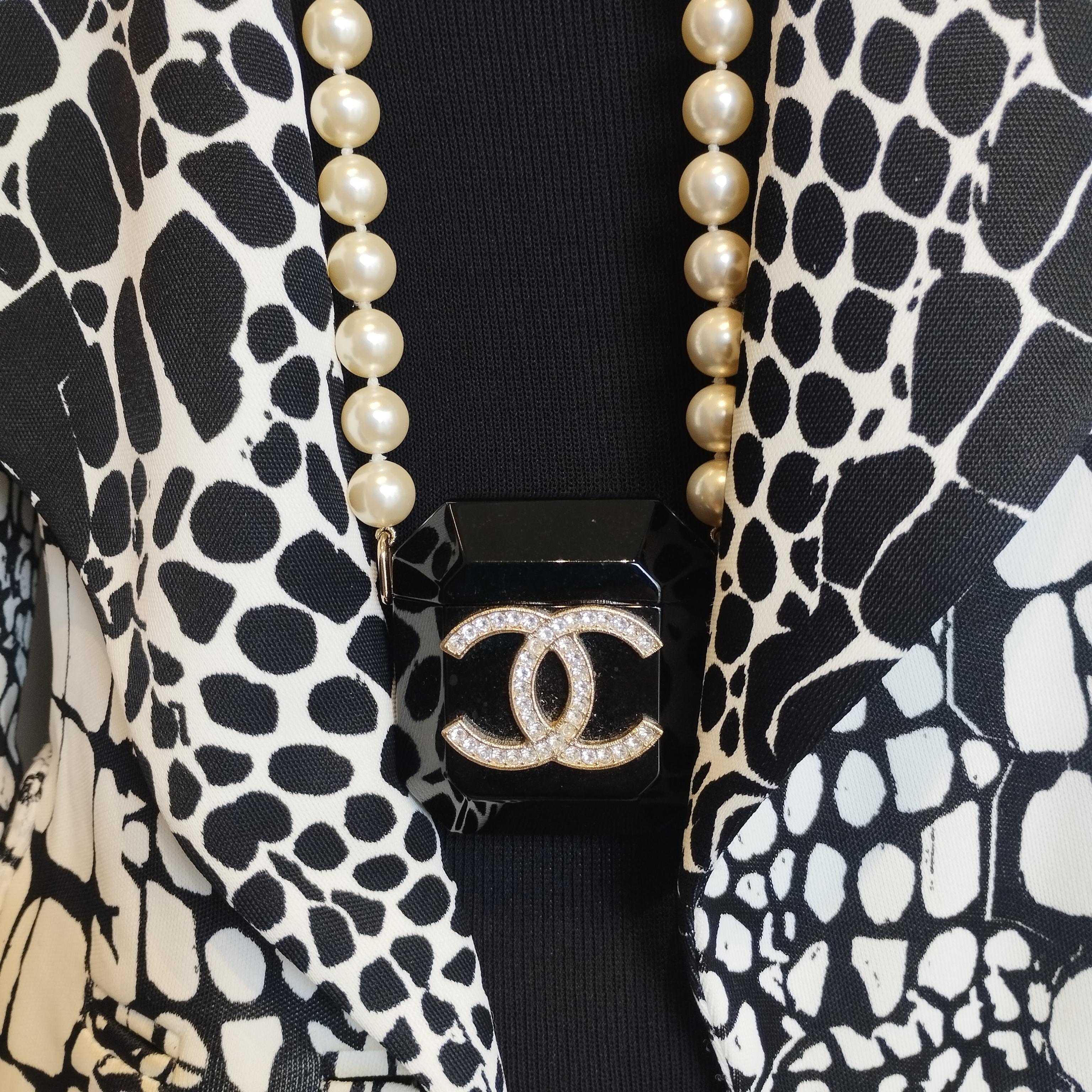 Collana Airpods Pro di Chanel In condizioni ottime in vendita a Gazzaniga (BG), IT