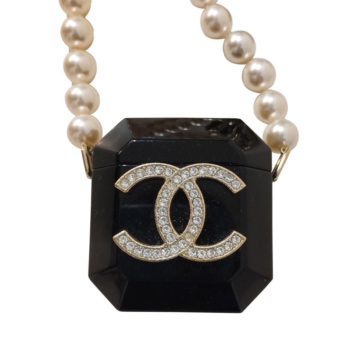 Donna Collana Airpods Pro di Chanel in vendita
