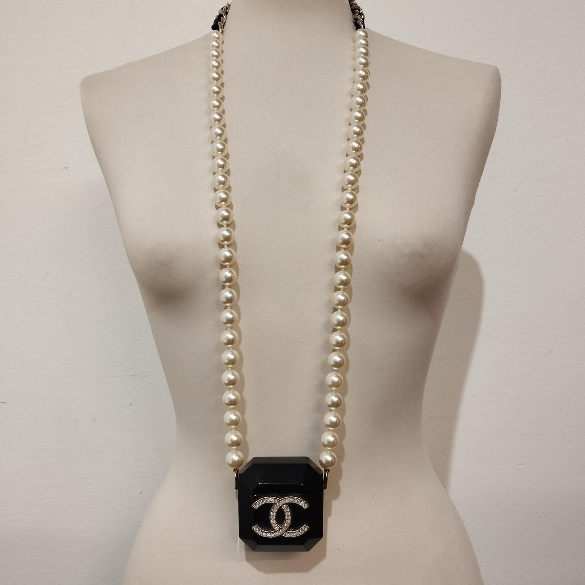 Collana Airpods Pro di Chanel in vendita 1