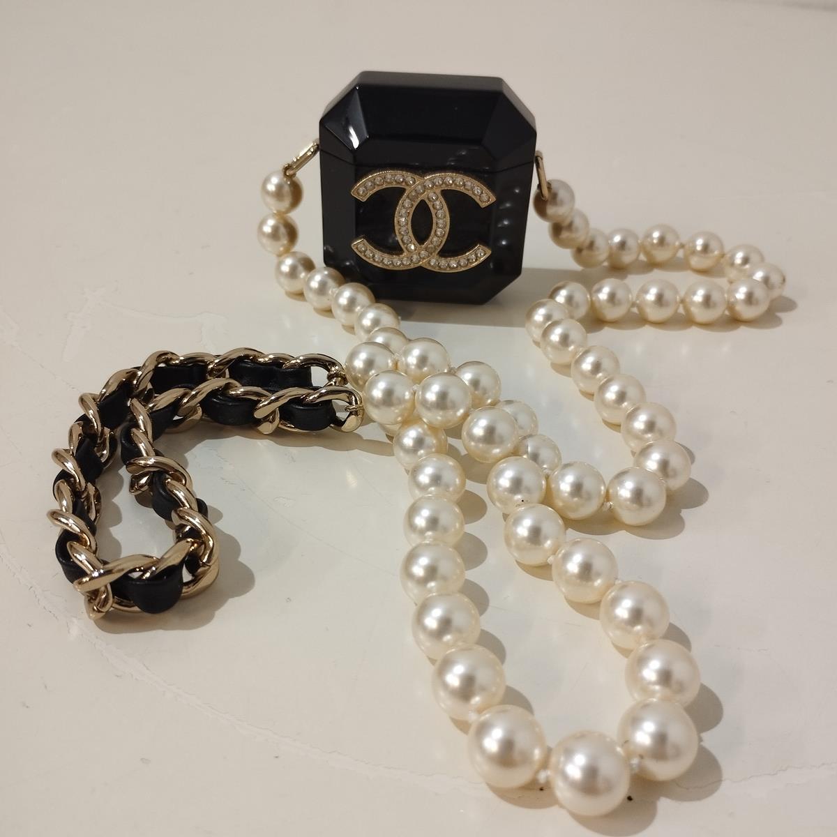Collana Airpods Pro di Chanel in vendita 2