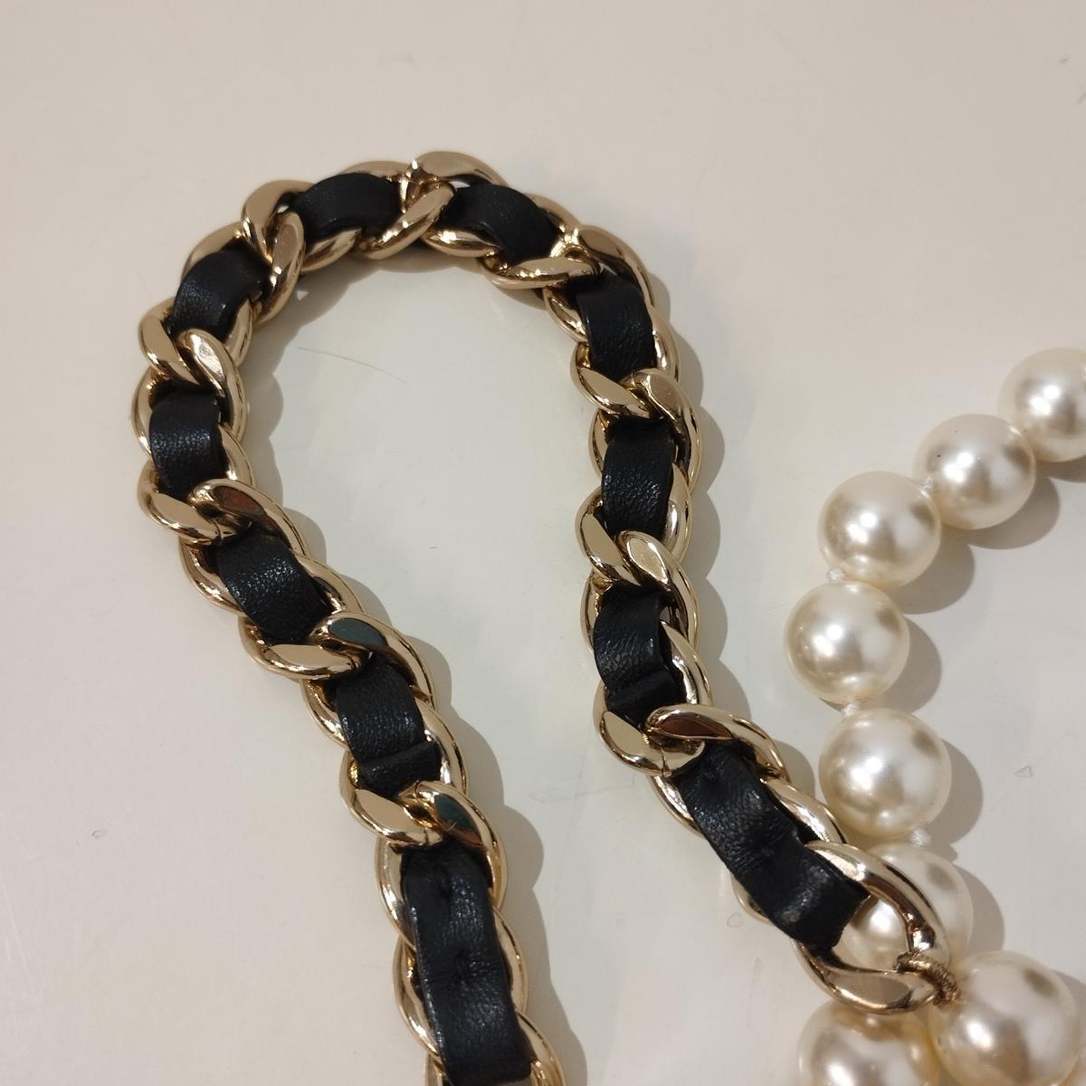 Collana Airpods Pro di Chanel in vendita 3