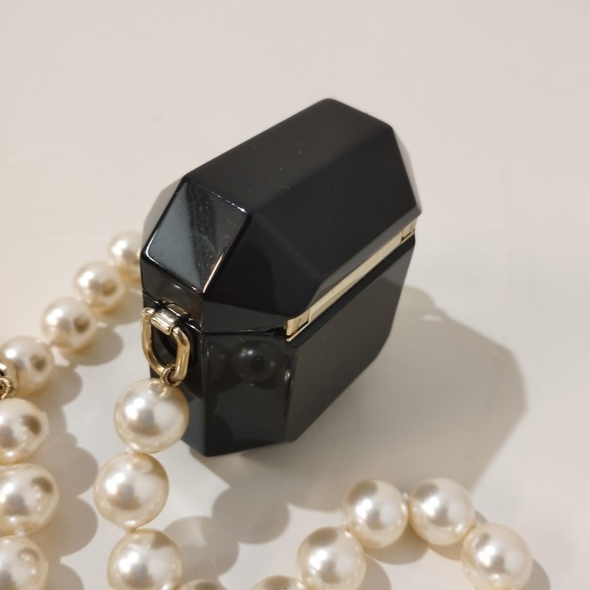 Collana Airpods Pro di Chanel in vendita 4