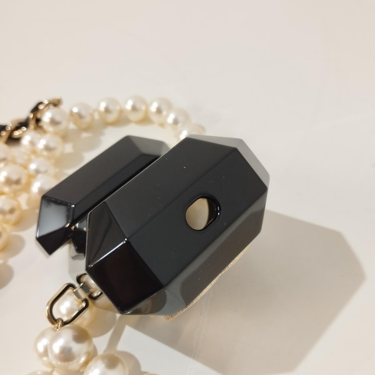 Collana Airpods Pro di Chanel in vendita 5