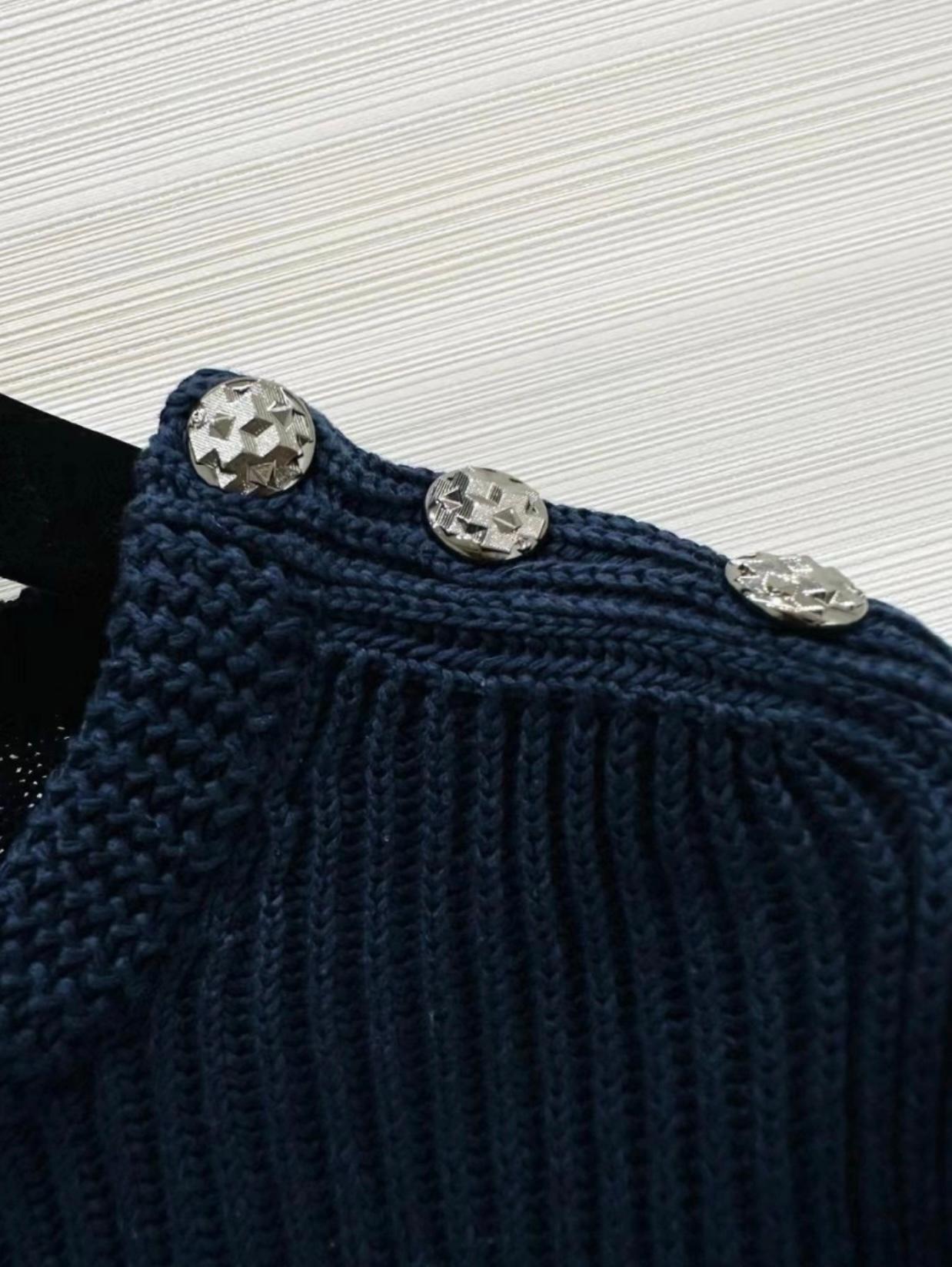 Chanel Airport Collection CC Pullover mit Knopfleisten 36 FR im Zustand „Hervorragend“ in Dubai, AE