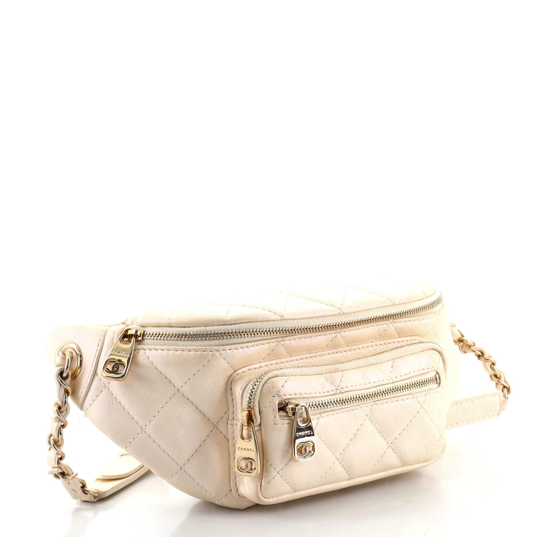 Chanel All About riñonera acolchada de piel de becerro iridiscente pequeña Beige