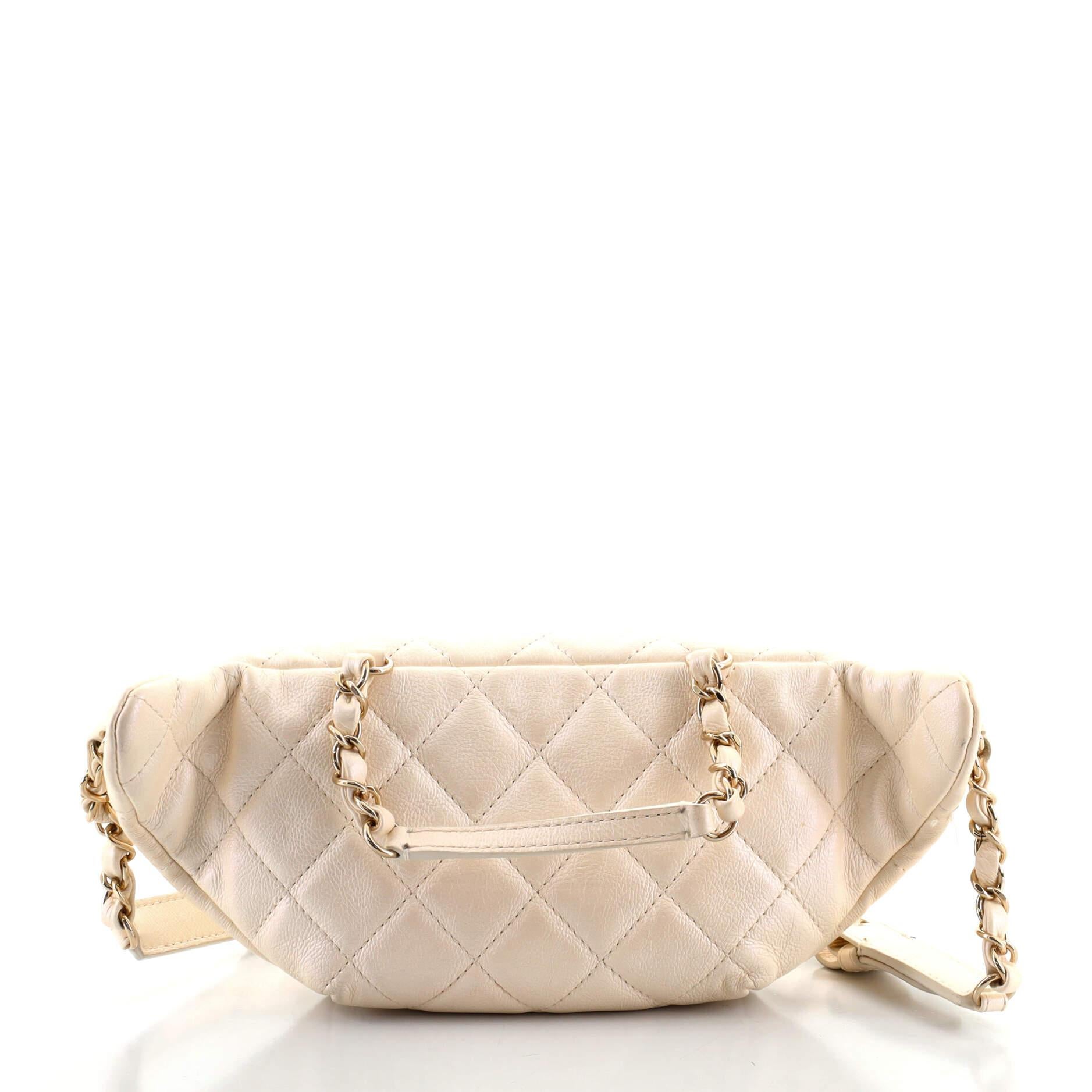 Chanel All About riñonera acolchada de piel de becerro iridiscente pequeña en Bueno Estado en NY, NY