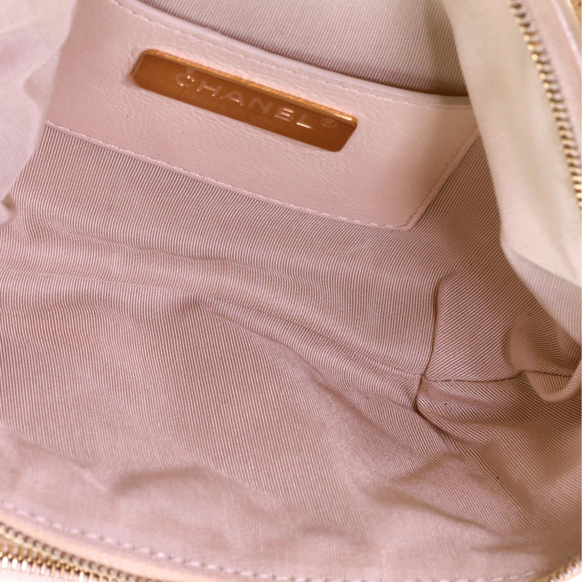 Chanel All About riñonera acolchada de piel de becerro iridiscente pequeña 1