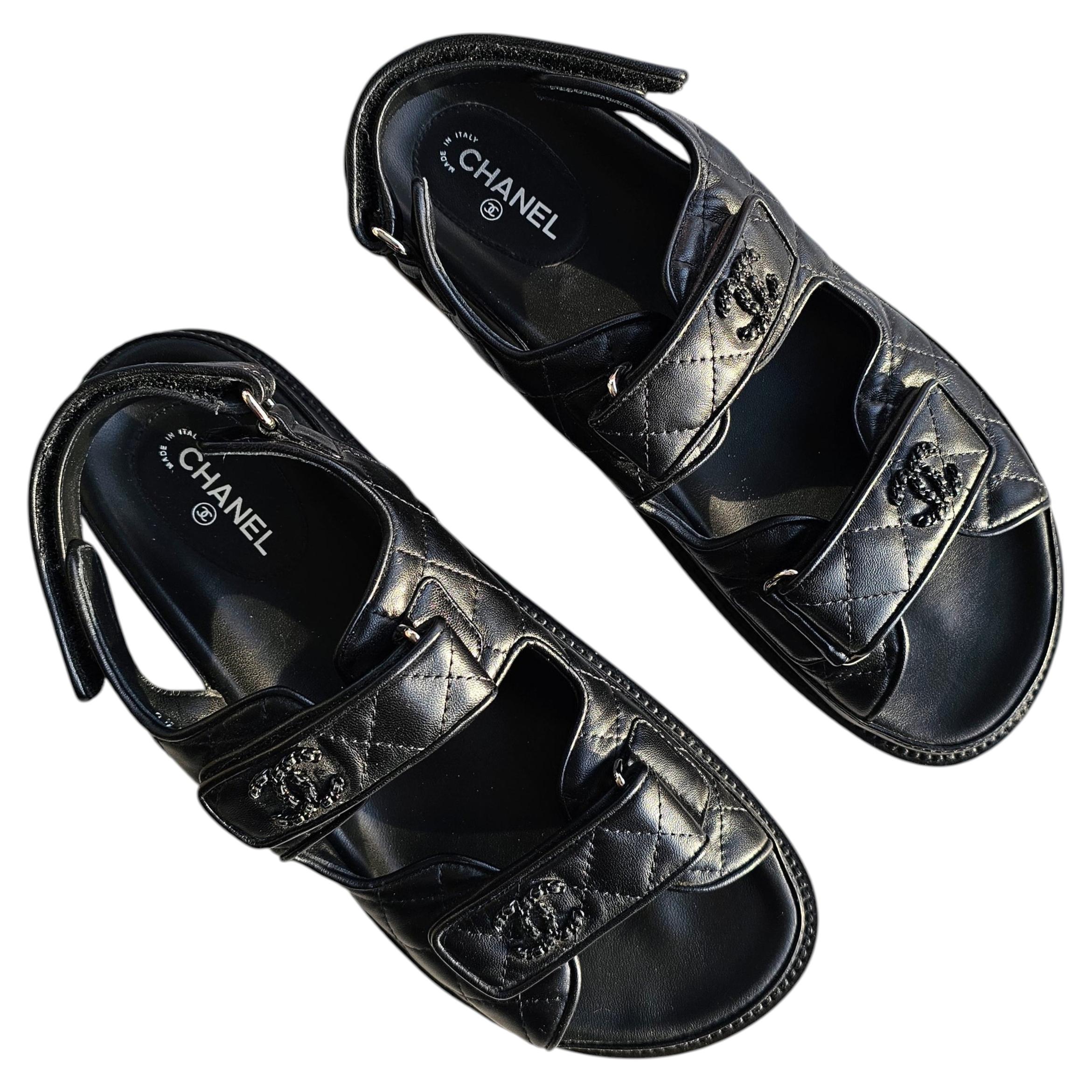 Sandalias «Dad» de Chanel, totalmente negras, acolchadas, edición limitada, con el logotipo CC metálico, planas, talla EU 39,5, US 9,5