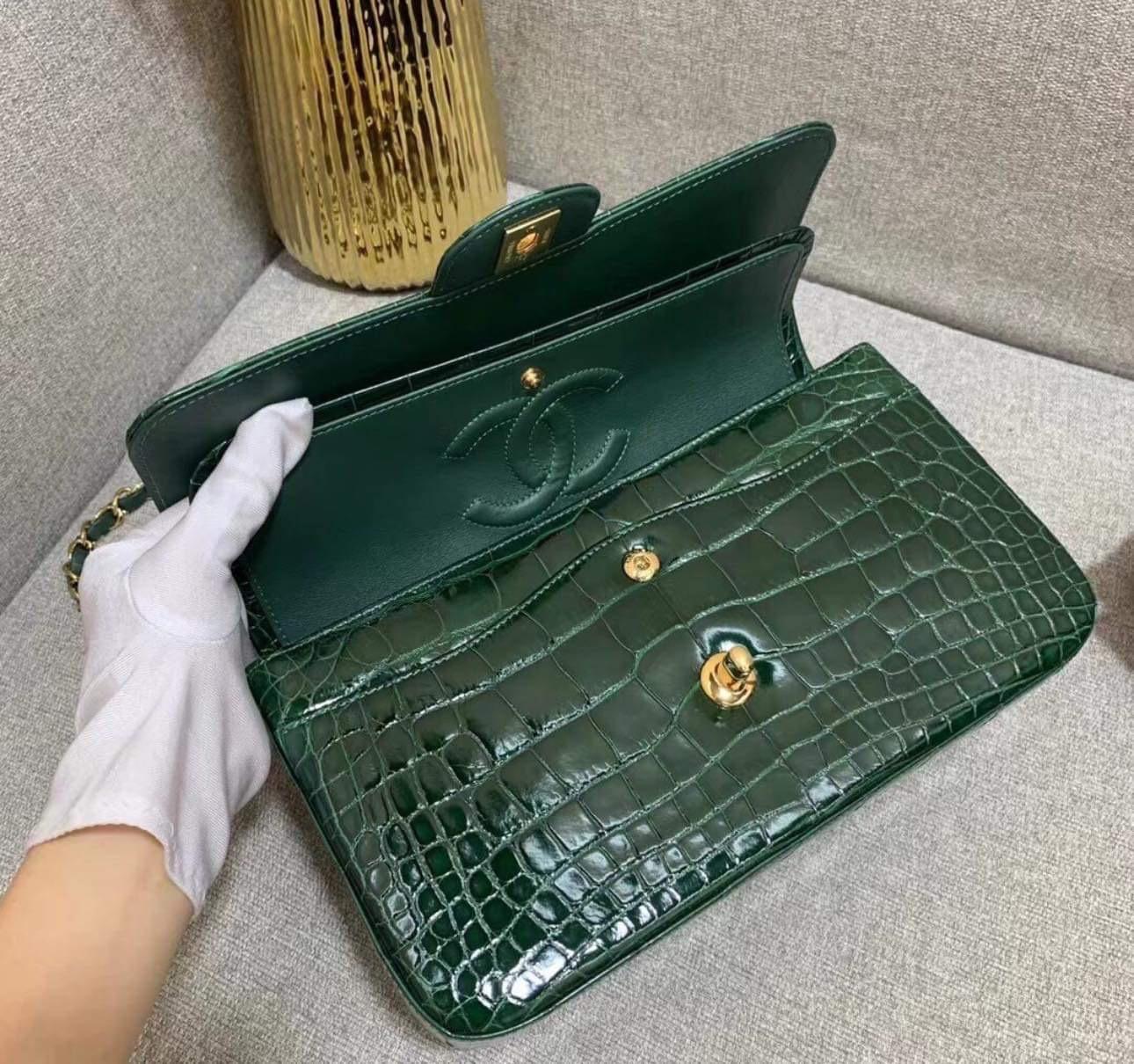 Confectionné en France en cuir d'alligator exotique dans une nuance très recherchée de vert émeraude, ce sac à rabat emblématique de Chanel est doté du classique fermoir CC en métal doré et présente un couvercle à rabat, un compartiment intérieur