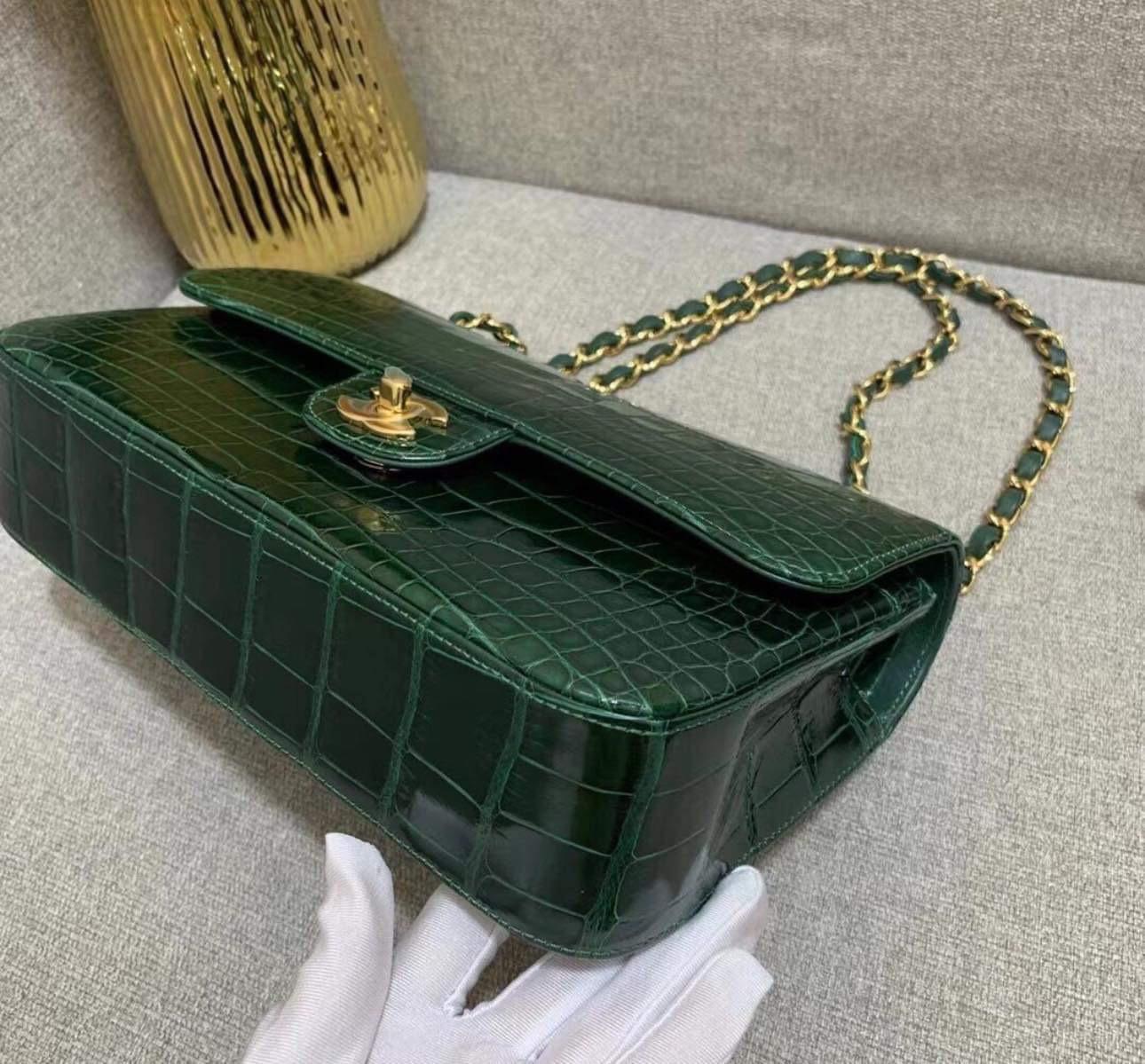 Chanel - Sac à double rabat en alligator émeraude de taille moyenne avec détails dorés en vente 1