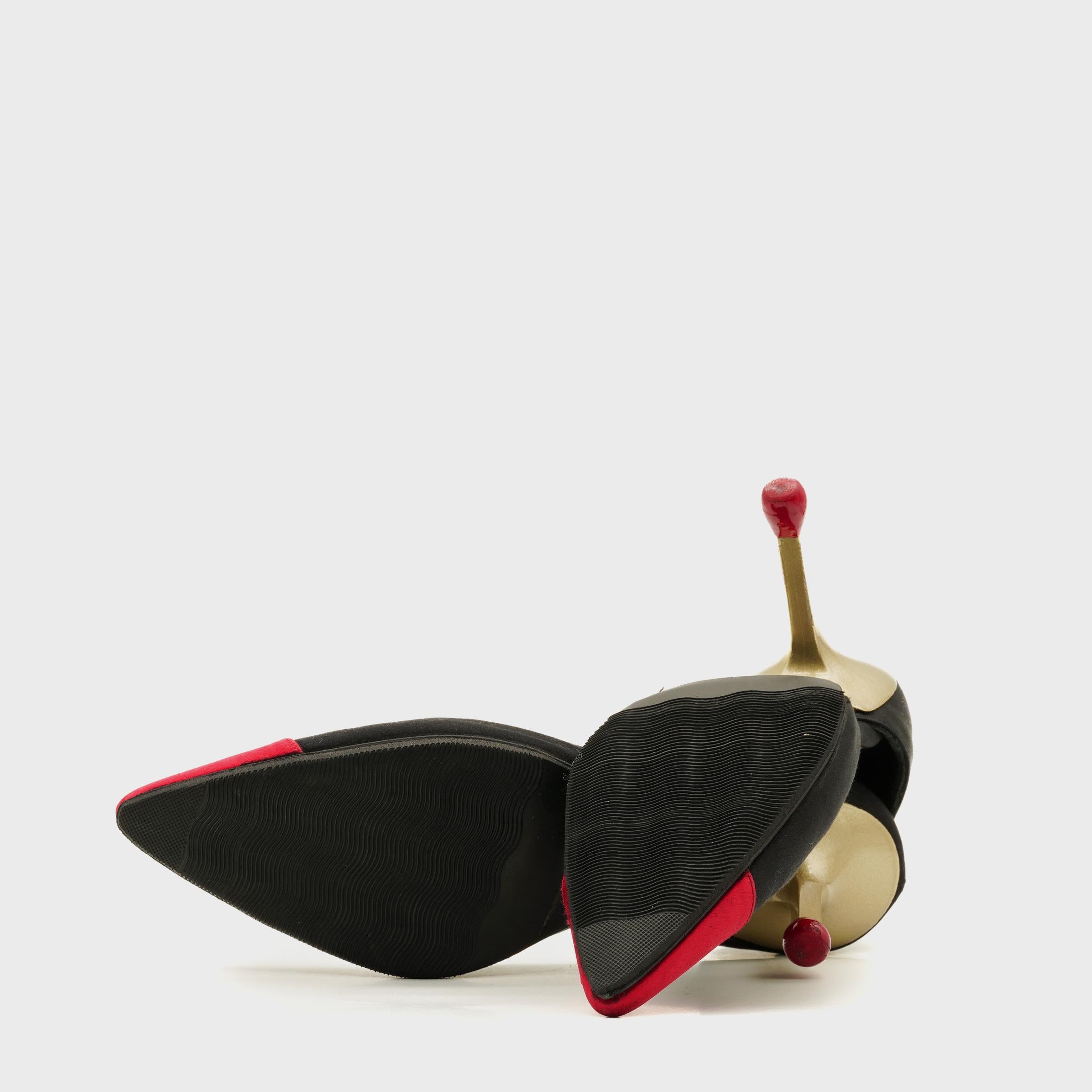 Bombas de satén negras y rojas 