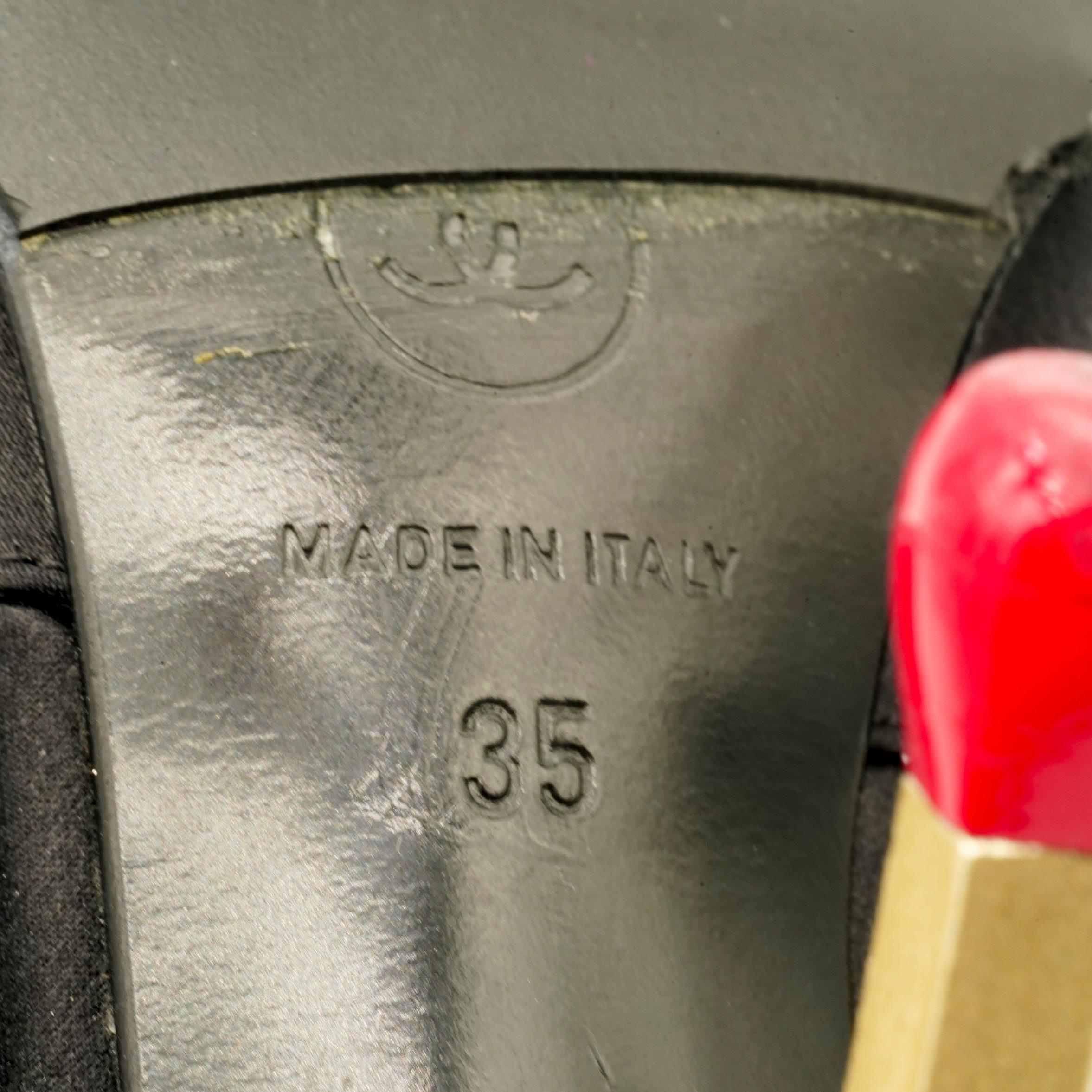 Bombas de satén negras y rojas 