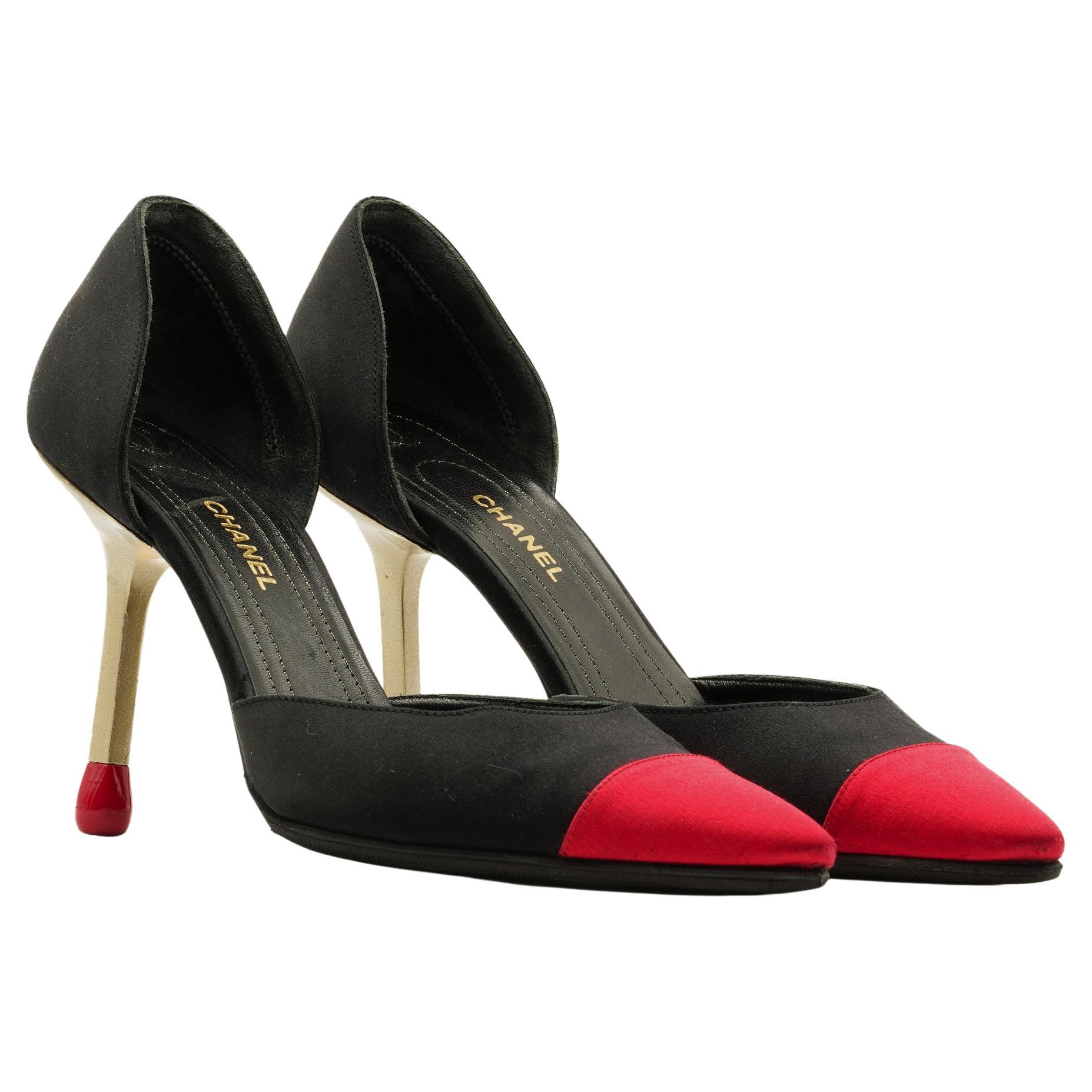 Bombas de satén negras y rojas "Allumette" de Chanel por Karl Lagerfeld, circa 2000 en venta