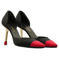 Bombas de satén negras y rojas "Allumette" de Chanel por Karl Lagerfeld, circa 2000