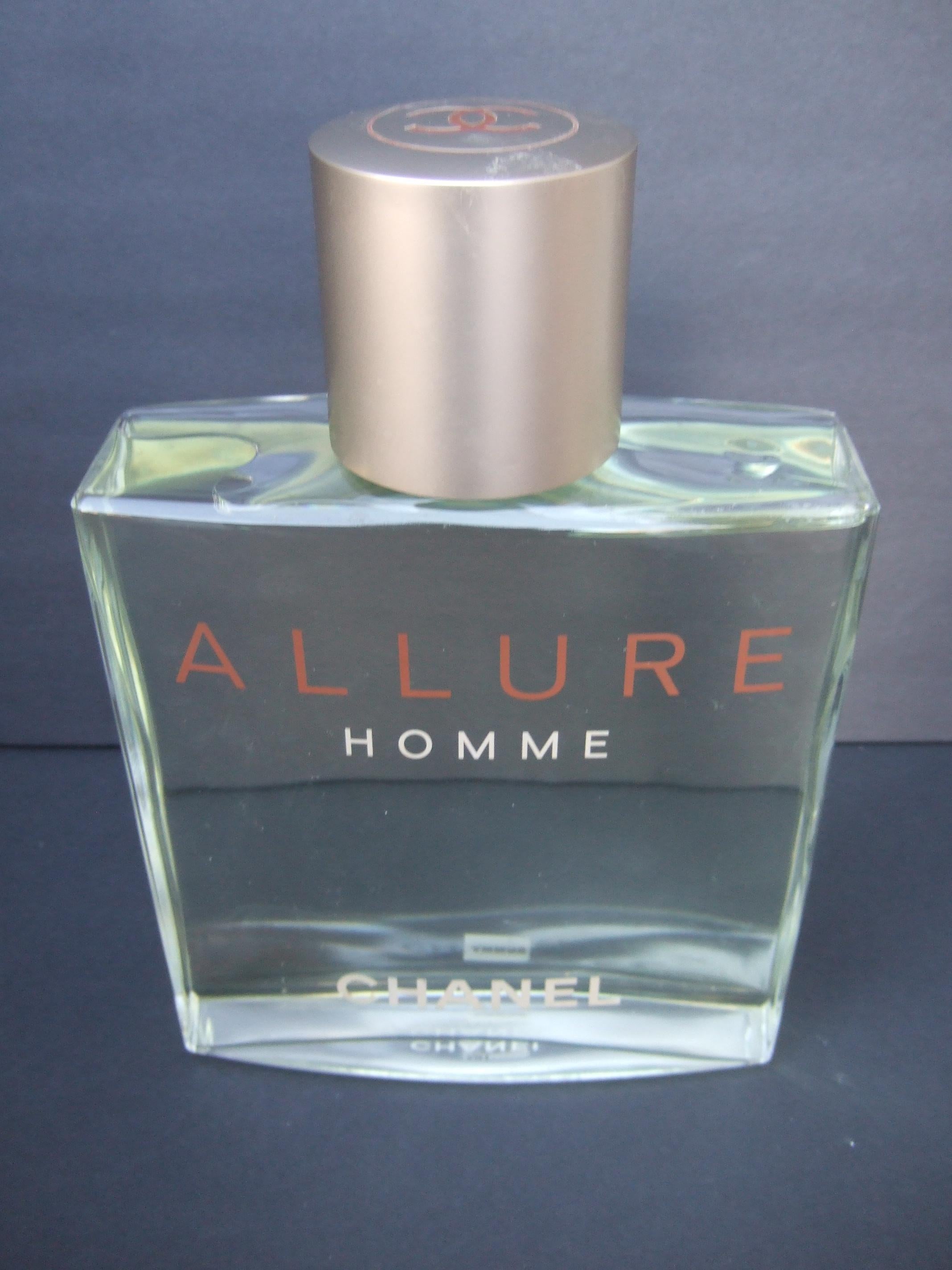 Chanel Allure Homme grand flacon factice en verre 
La grande bouteille de collection factice en verre constitue une pièce unique. 
Collectional décorative 

Ces types de flacons de parfum de créateur à grande échelle ont été exposés 
dans les