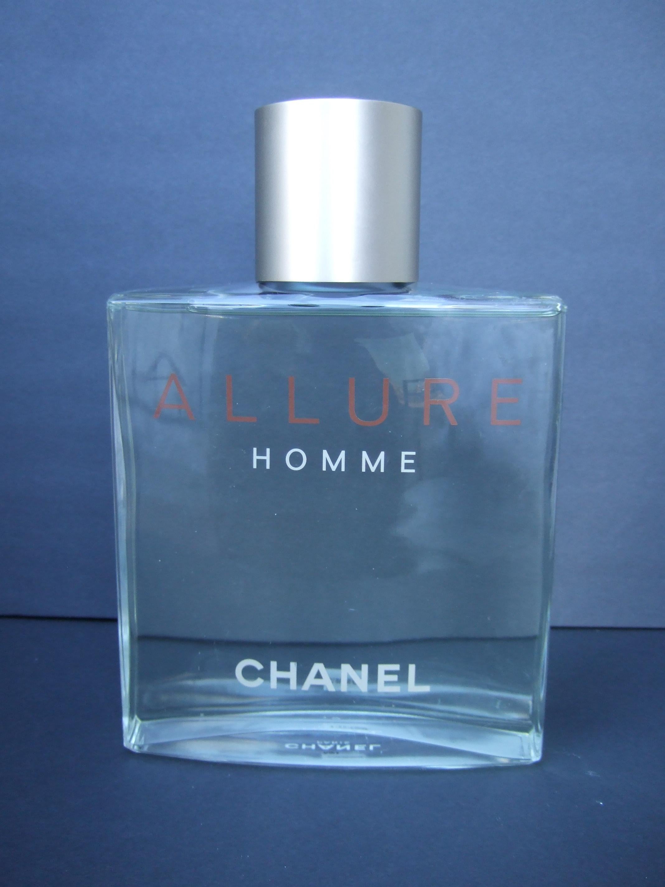Chanel Allure Homme grande bouteille de factice en verre Bon état - En vente à University City, MO