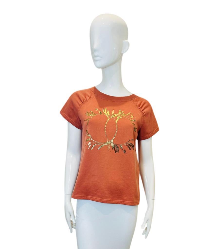 Chanel Ancient Greece 'CC' Logo Cotton Top
Burnt orange T-Shirt designed with gold Ancient Greece inspired 'CC' logo to the centre.
Featuring round neckline and short sleeves with ruched detailing to the top and 'CC' logo accent to rear.
From Resort