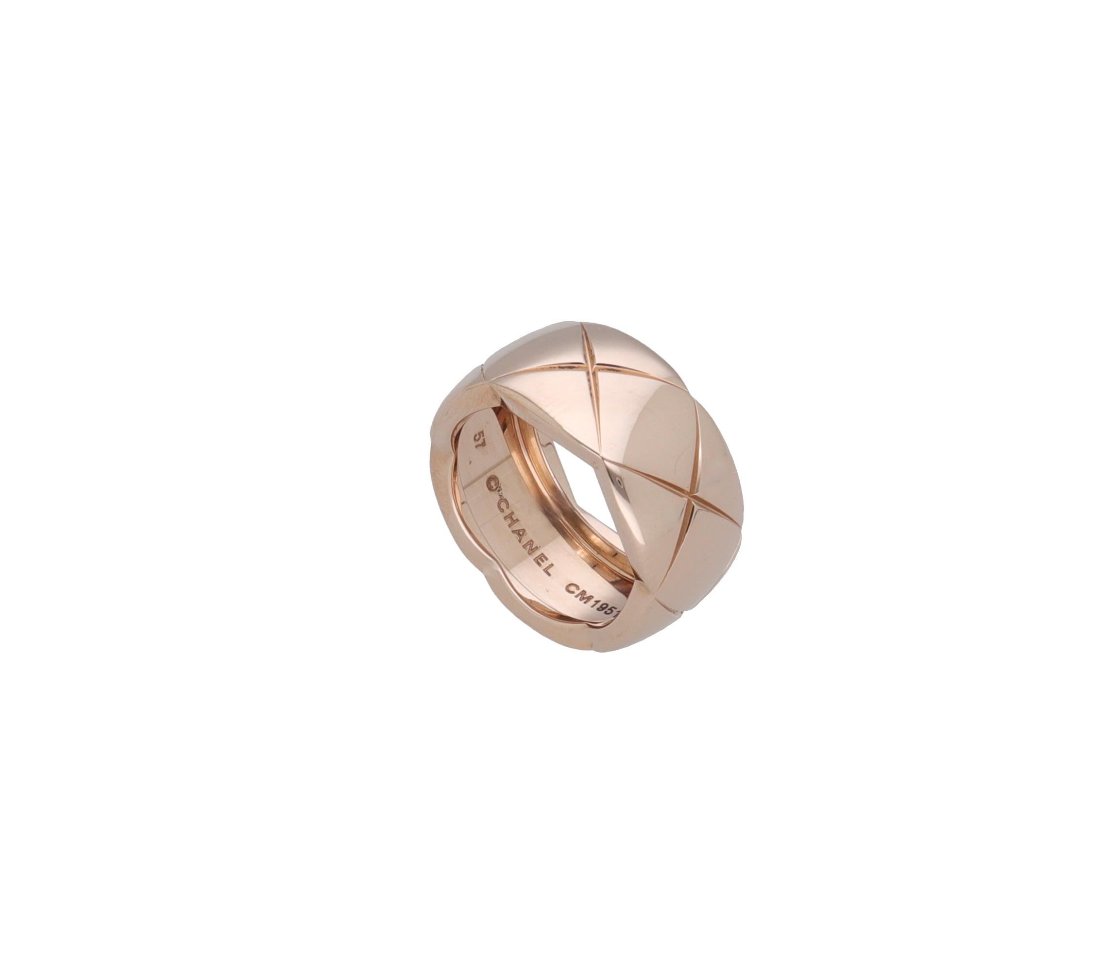 Ring made of 18 kt. beige gold signed Chanel.
This beautiful ring belongs to Chanel's COCO CRUSH collection, inspired by the matelassé motif that has been a symbol of the Maison since 1955.
Large model.

18 kt. gold weight gr. 13.00
US size