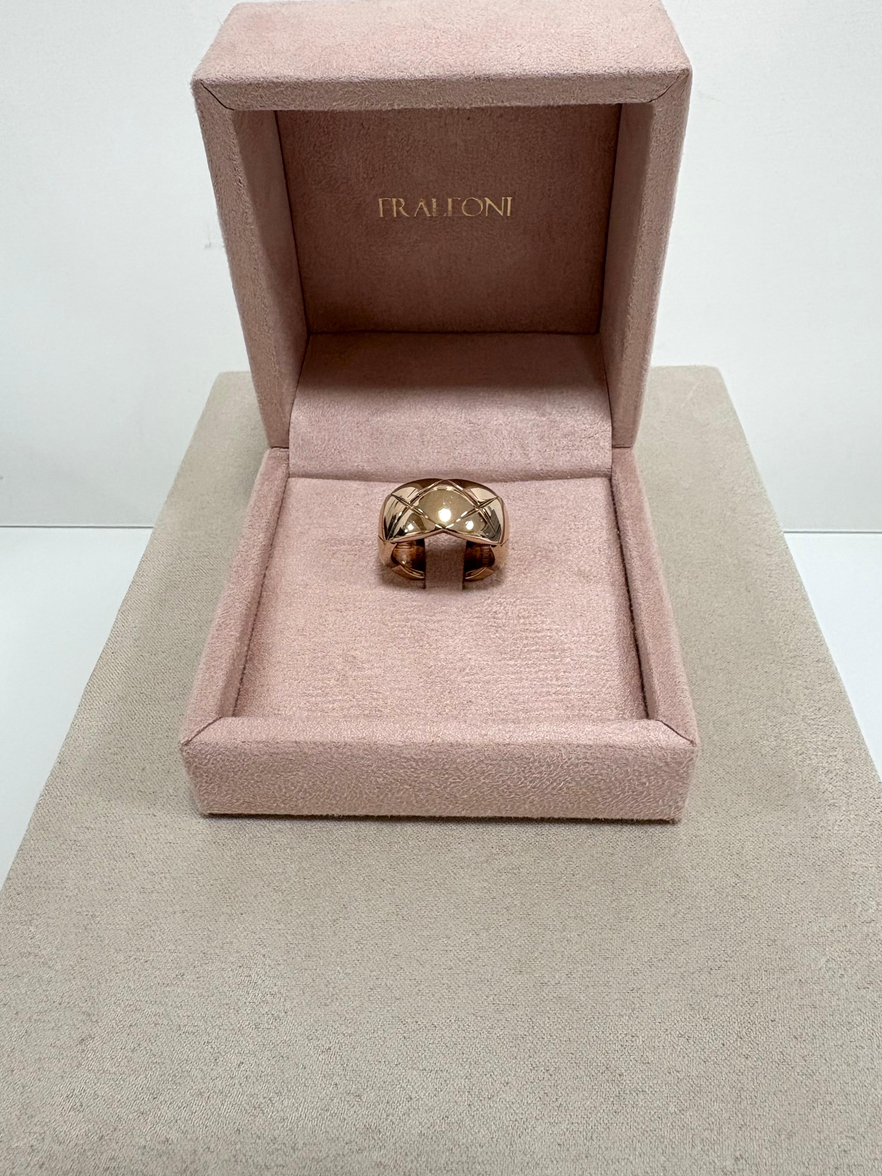 Women's or Men's Chanel Ring Coco Crush Beige Gold 18 kt. For Sale