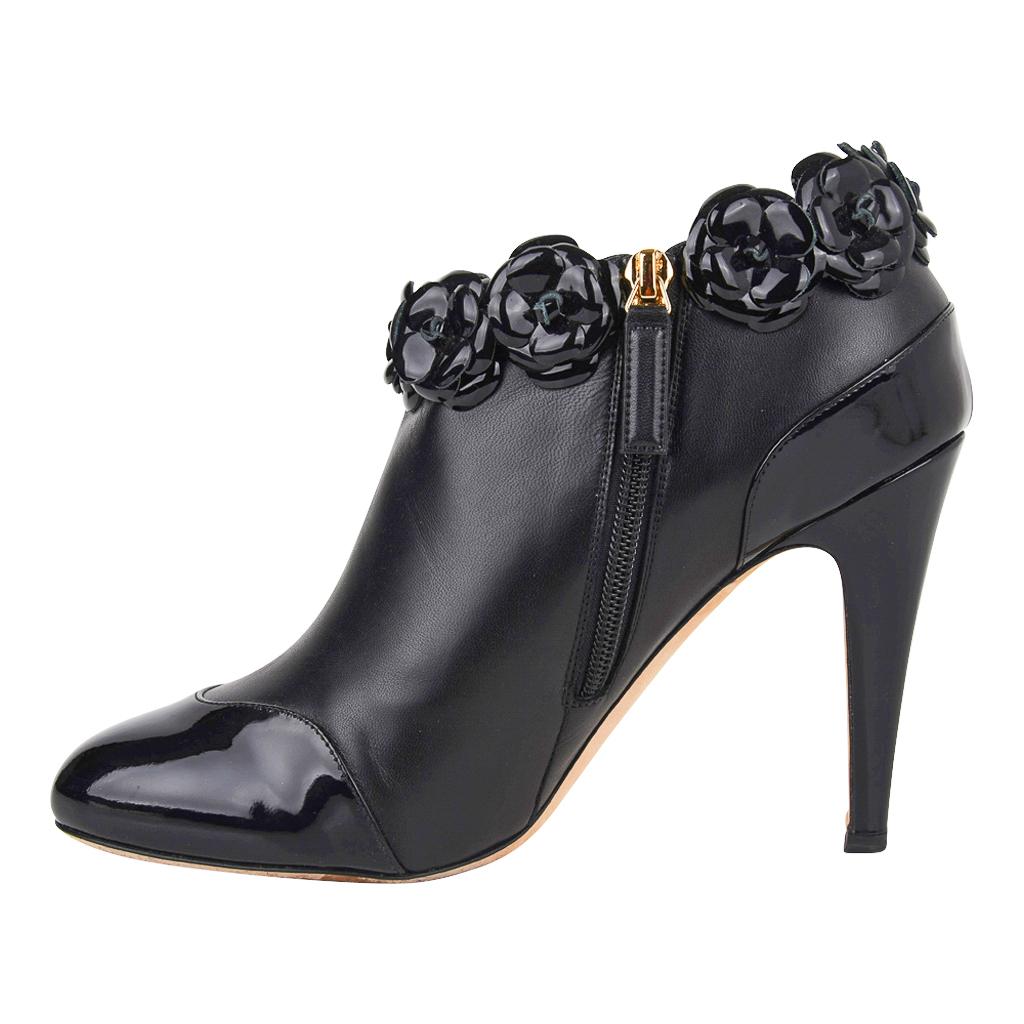 Chanel Ankle Boots Black Patent / Leather Camellia Flowers 40 / 10 In Good Condition In Miami, FL
