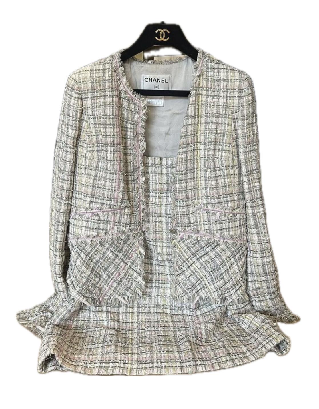 Collectors Chanel lesage ribbon tweed suit with CC logo 'cap' buttons : as seen on fashion icon Anna Wintour!
Boutique price was over 11,000$
Size mark for the jacket 40 FR, for the skirt 38 FR. Overall would fit 38 FR size. Condition is pristine.
