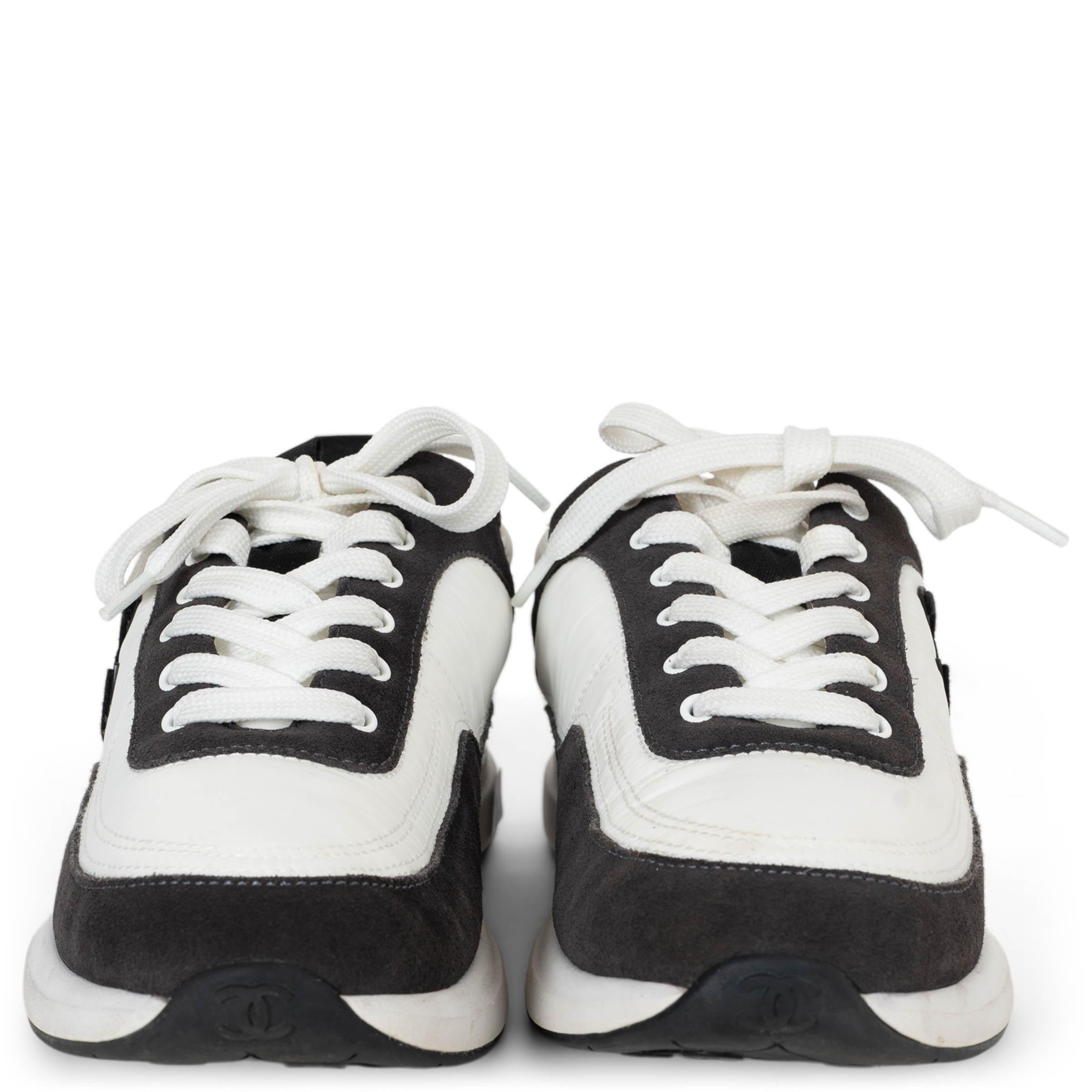 Dieses 100% authentische Paar Chanel Low-Top-Sneaker ist aus einer raffinierten Kombination aus weißem Nylon und dunkelgrauem Wildleder gefertigt. Auf einer sauberen weißen Gummisohle bieten sie eine perfekte Mischung aus modernem Stil und zeitloser