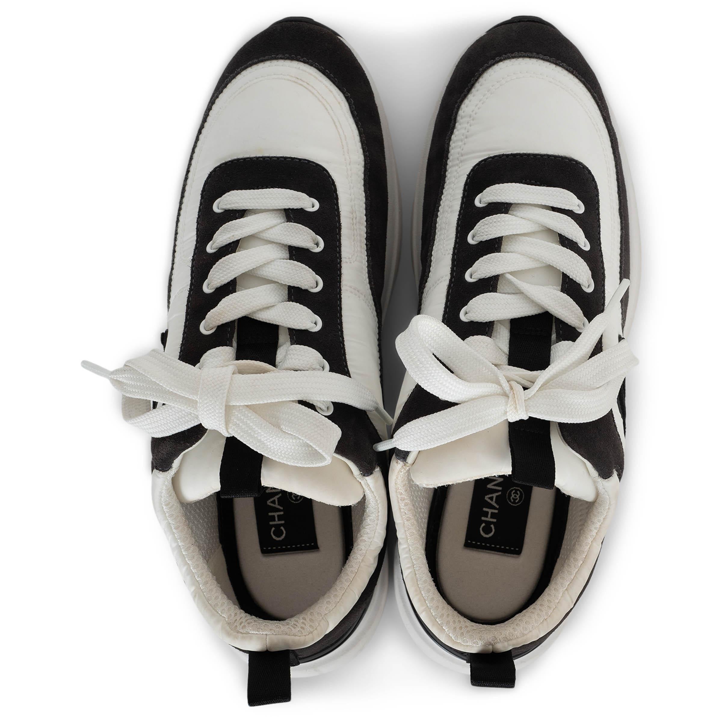 CHANEL anthrazitfarbene Turnschuhe aus Wildleder & weißem Nylon 21P LOW TOP Schuhe 39 passt 38,5 im Angebot 1