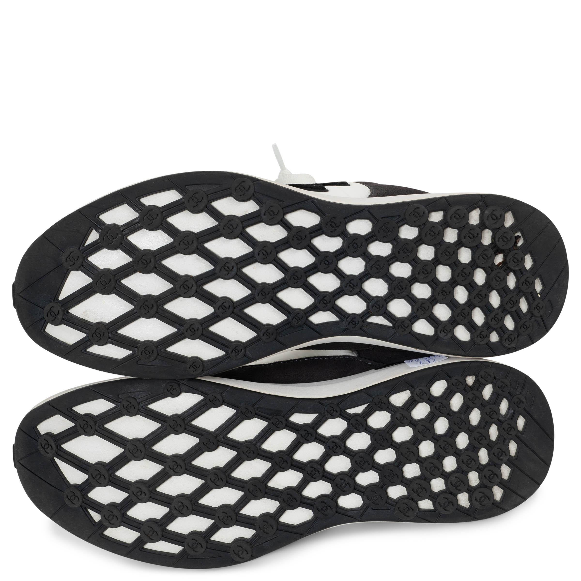 CHANEL anthrazitfarbene Turnschuhe aus Wildleder & weißem Nylon 21P LOW TOP Schuhe 39 passt 38,5 im Angebot 4