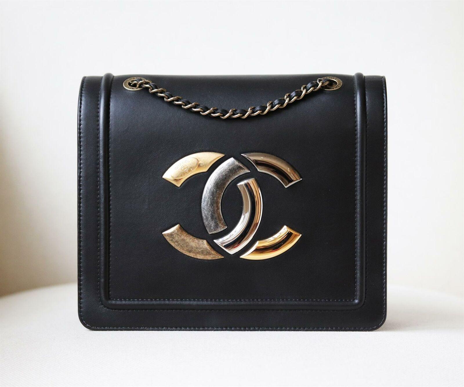 Chanel Antico Lambskin Large CC Flap Bag has been hand-finished by skilled artisans in the label's workshop.
Boasting a smooth leather exterior, this design is accented with an oversized gold-toned chain hand and black lambskin-leather shoulder