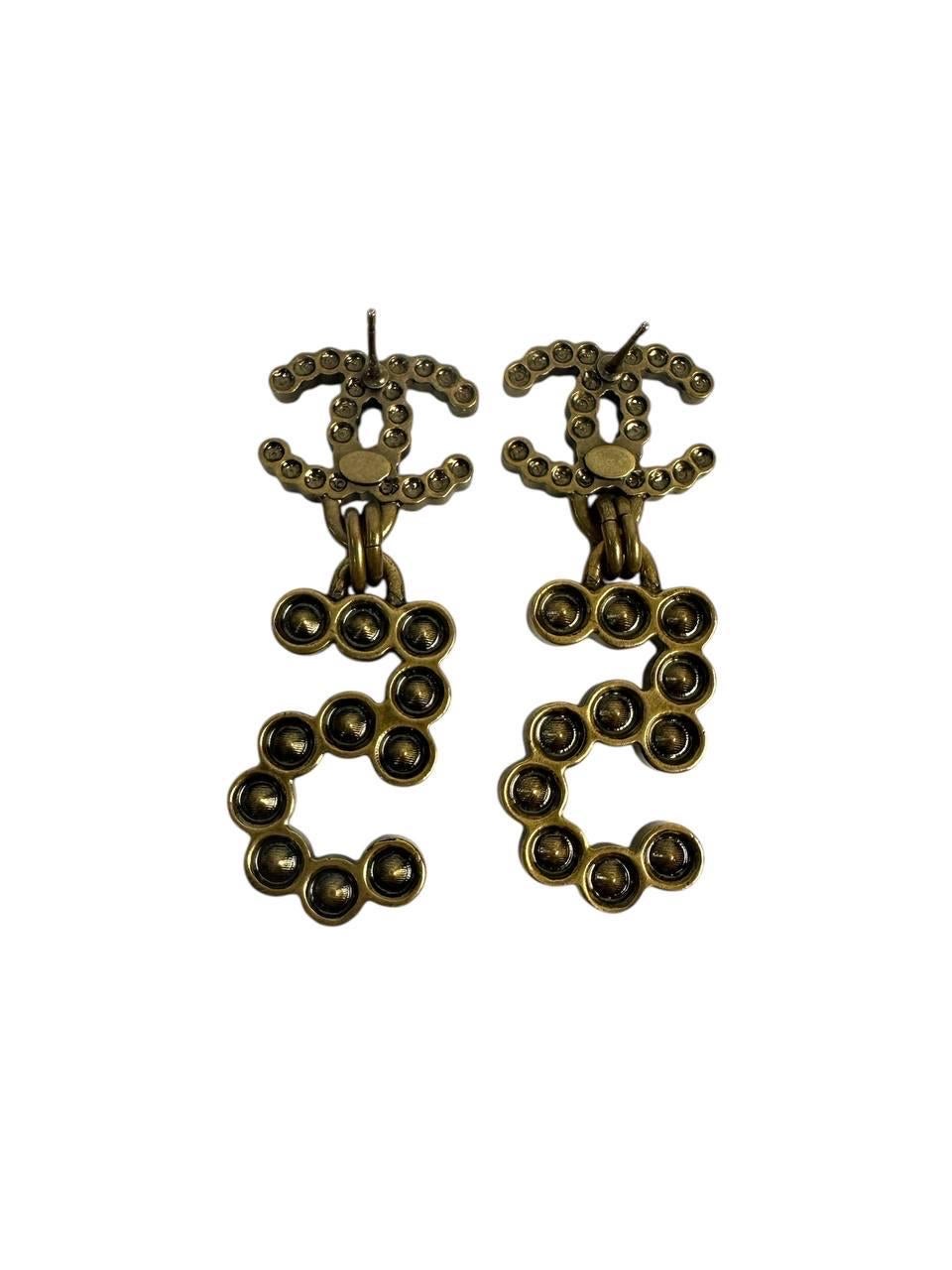 Orecchini a goccia CC No. 5 in oro antico Chanel In condizioni ottime in vendita a Krakow, PL