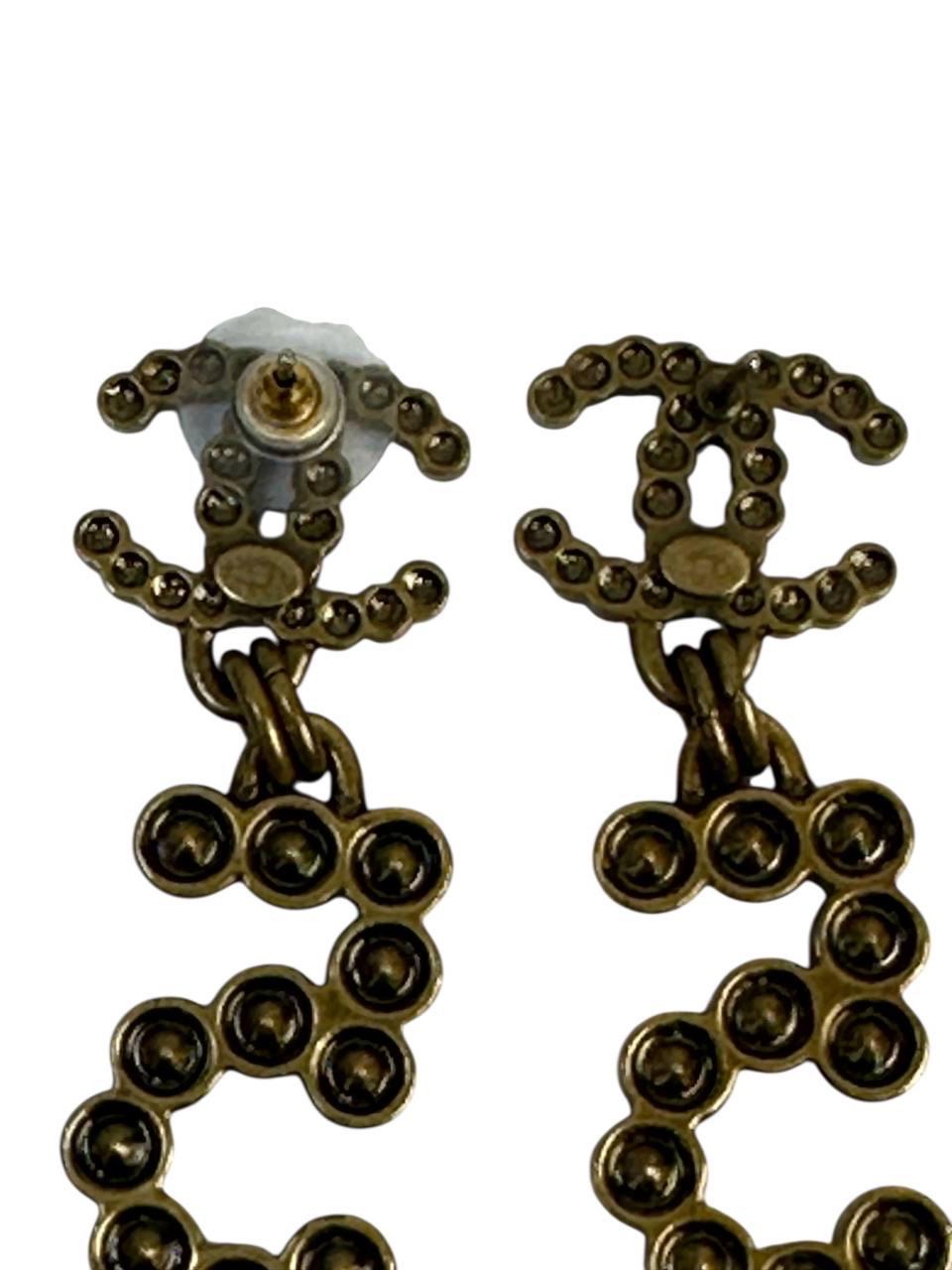 Orecchini a goccia CC No. 5 in oro antico Chanel in vendita 1