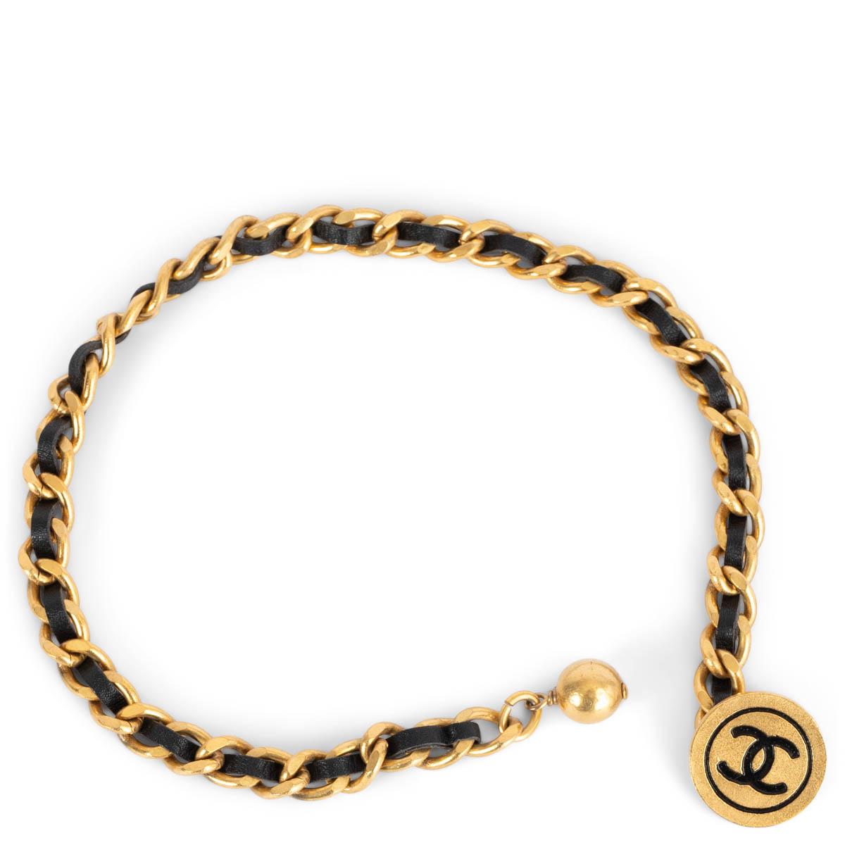 100% authentiques Chanel boutons de manchette extra longs en chaîne plaquée or avec cuir noir. Il comporte un médaillon CC à une extrémité et une balle à l'autre. Ils ont été portés et sont en excellent état. 

1994