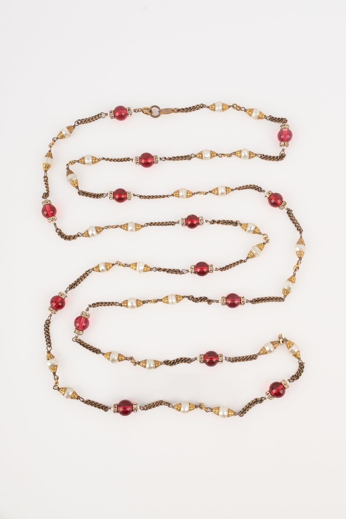 Chanel - (Made in France) Golden metal necklace / sautoir with costume pearls and red glass pearls. Jewelry from the 1960s.

Additional information:
Condition: Very good condition
Dimensions: Length: 160 cm
Period: 20th Century

Seller Reference: