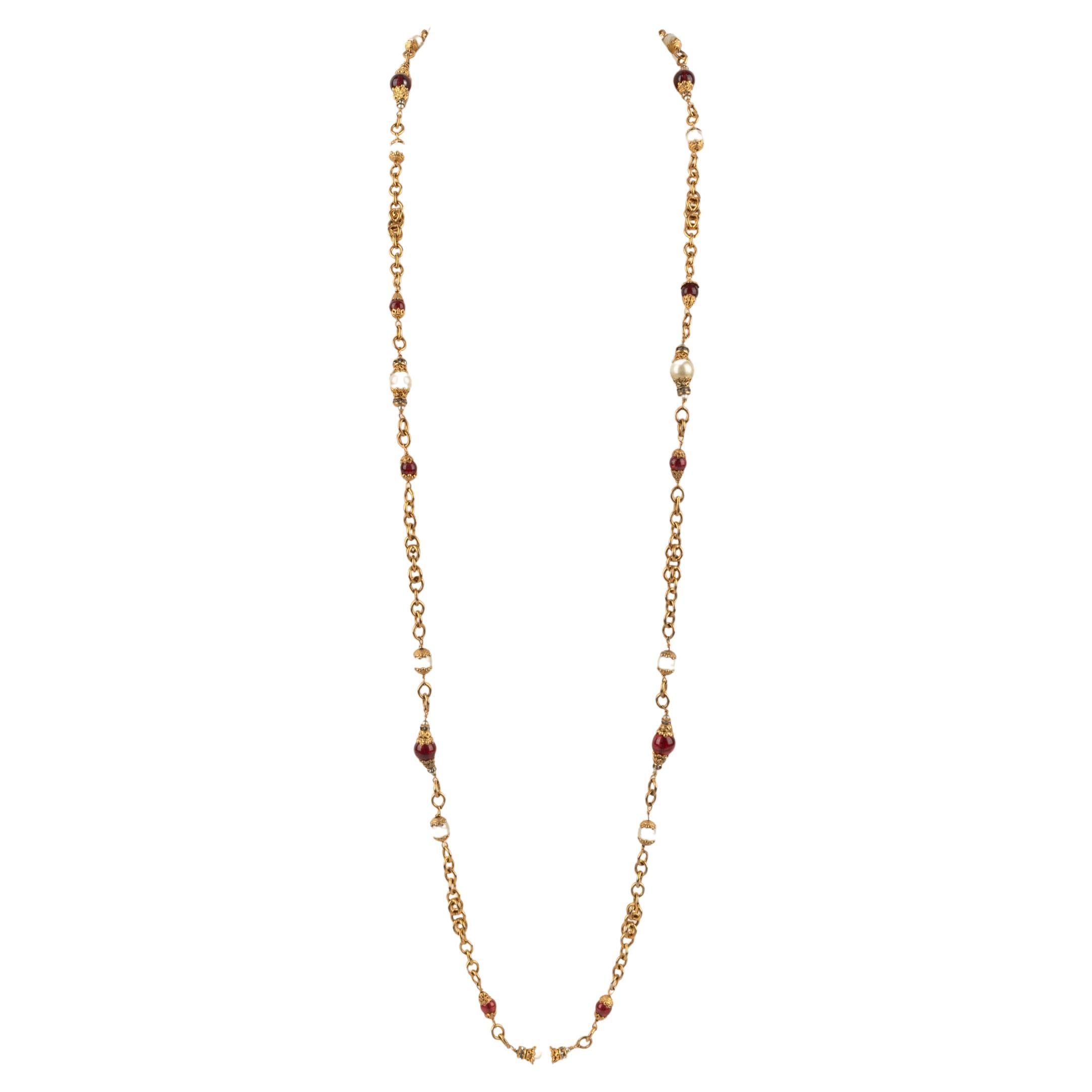 Chanel - (Made in France) Golden metal antique sautoir with red glass paste and costume pearls.

Additional information:
Condition: Good condition
Dimensions: Length: 130 cm

Seller Reference: CB211