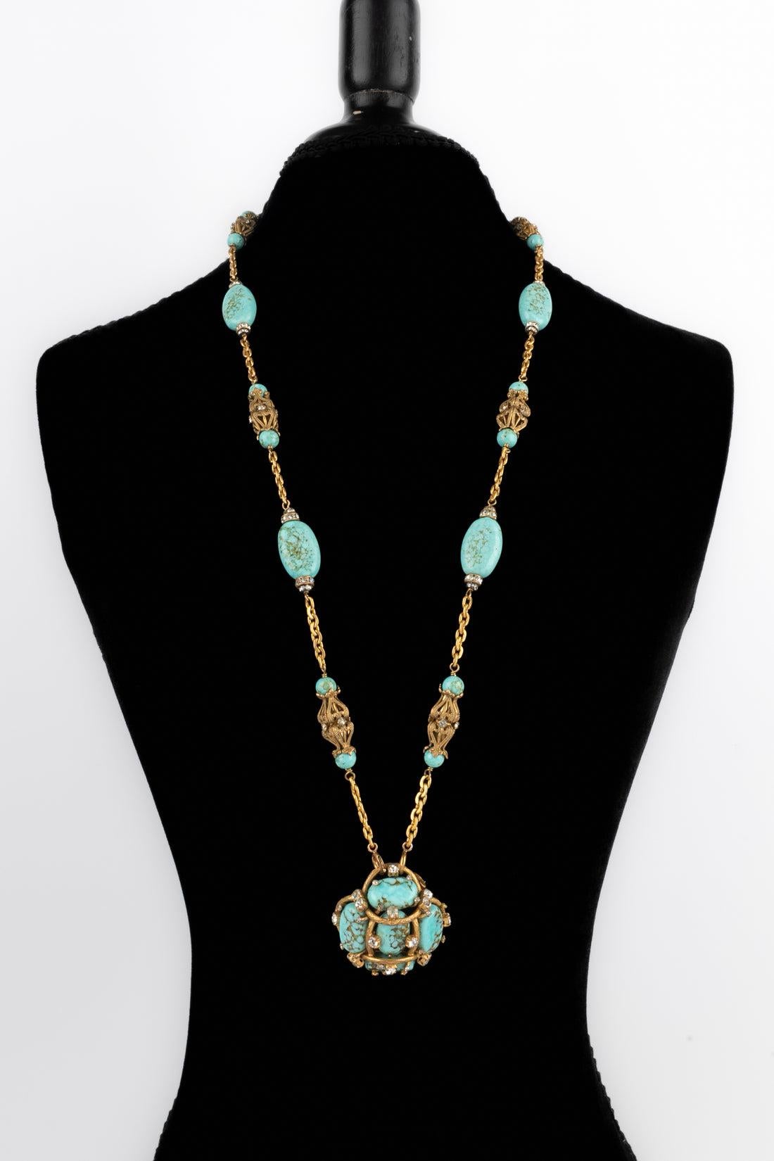 Chanel - (Made in France) Golden metal pendant necklace with glass paste pearls imitating turquoise, and with Swarovski rhinestones. Not signed jewellery from the Coco era.

Additional information:
Condition: Very good condition
Dimensions: Length: