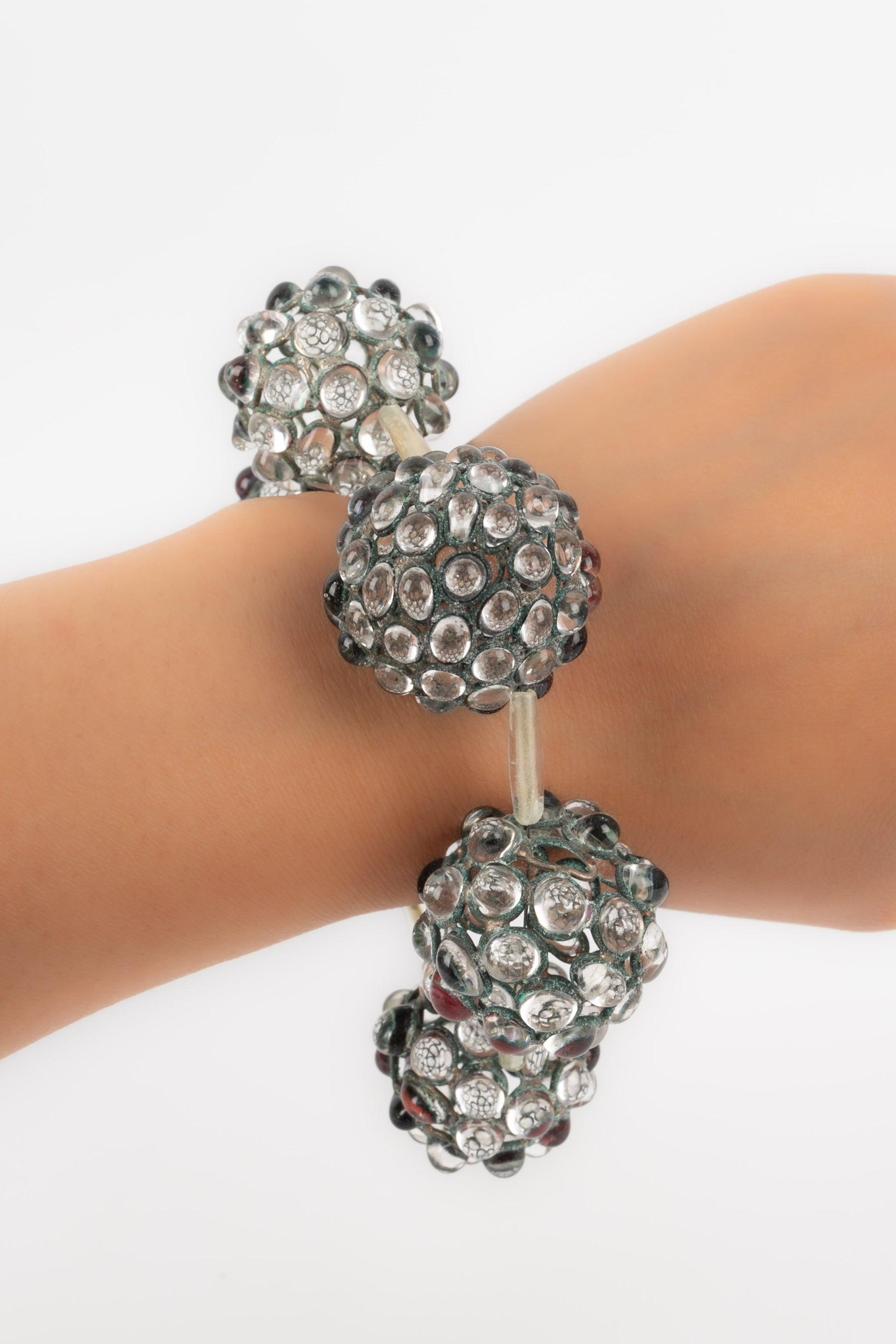 Chanel - Bracciale traforato in metallo argentato scuro ornato con pasta di vetro trasparente. Gioielli antichi degli anni 1920/1930. Non firmato.

Informazioni aggiuntive:
Condizioni: Ottime condizioni
Dimensioni: Lunghezza: 23 cm
Periodo: 20°