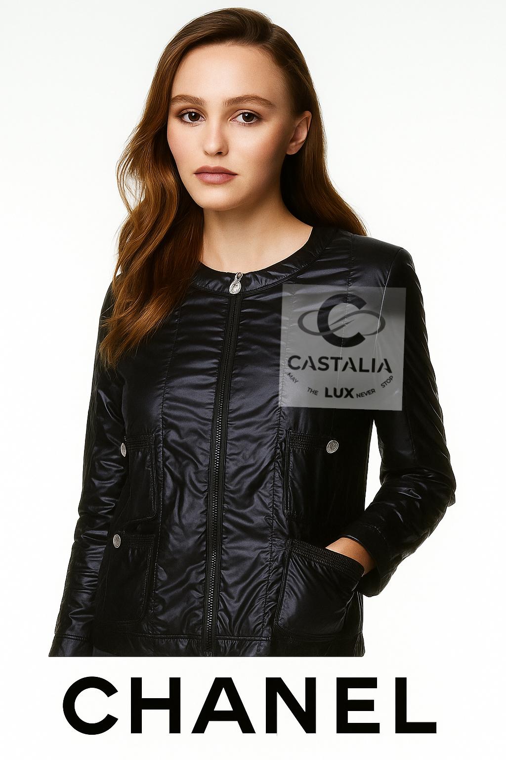 Chaqueta chanel ligera con botones con logotipo

~ Fusiona sin esfuerzo la utilidad con el inconfundible chic parisino, 
esta chaqueta ligera de Chanel redefine la ropa de abrigo con una silueta elegante y esculpida

~ El escote redondo y el corte
