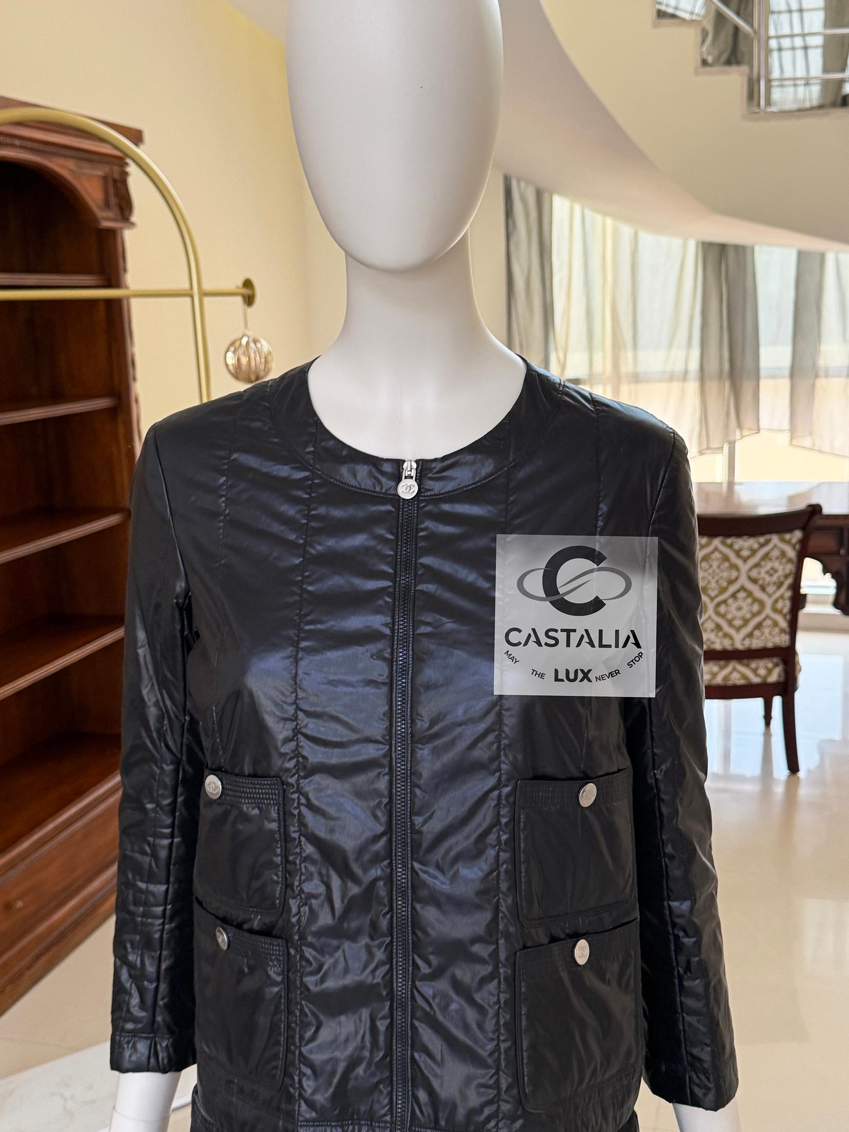 Chanel Apres Ski Style CC Logo Buttons Chaqueta Negra 34 FR en Nuevo estado para la venta en Dubai, AE