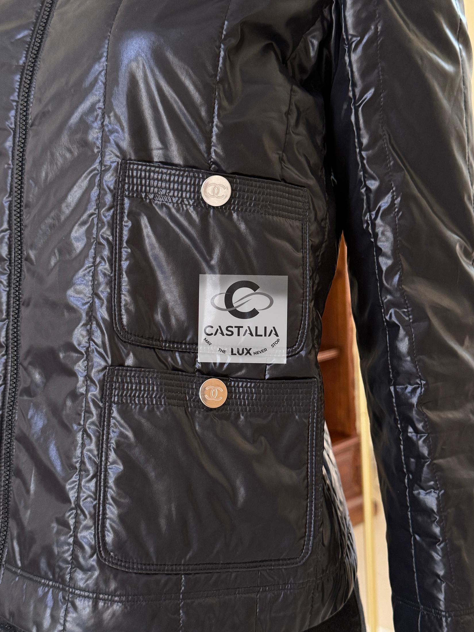 Femenino o masculino Chanel Apres Ski Style CC Logo Buttons Chaqueta Negra 34 FR en venta
