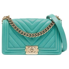 Chanel Sac à rabat Boy moyen en cuir texturé à chevrons vert aqua