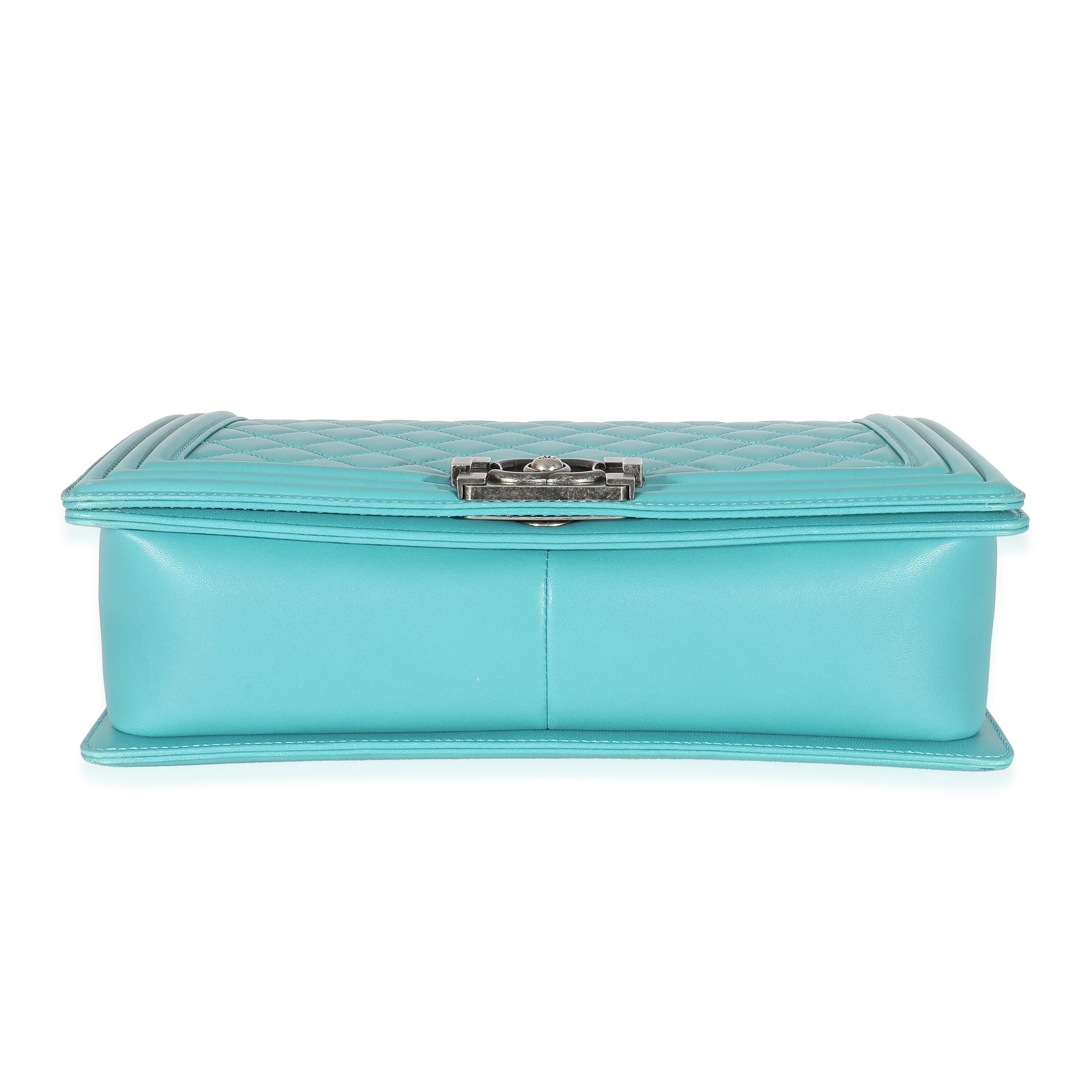Chanel Aqua gesteppte Lammfell Neue Medium Boy Bag in Aqua Neu Medium für Damen oder Herren im Angebot