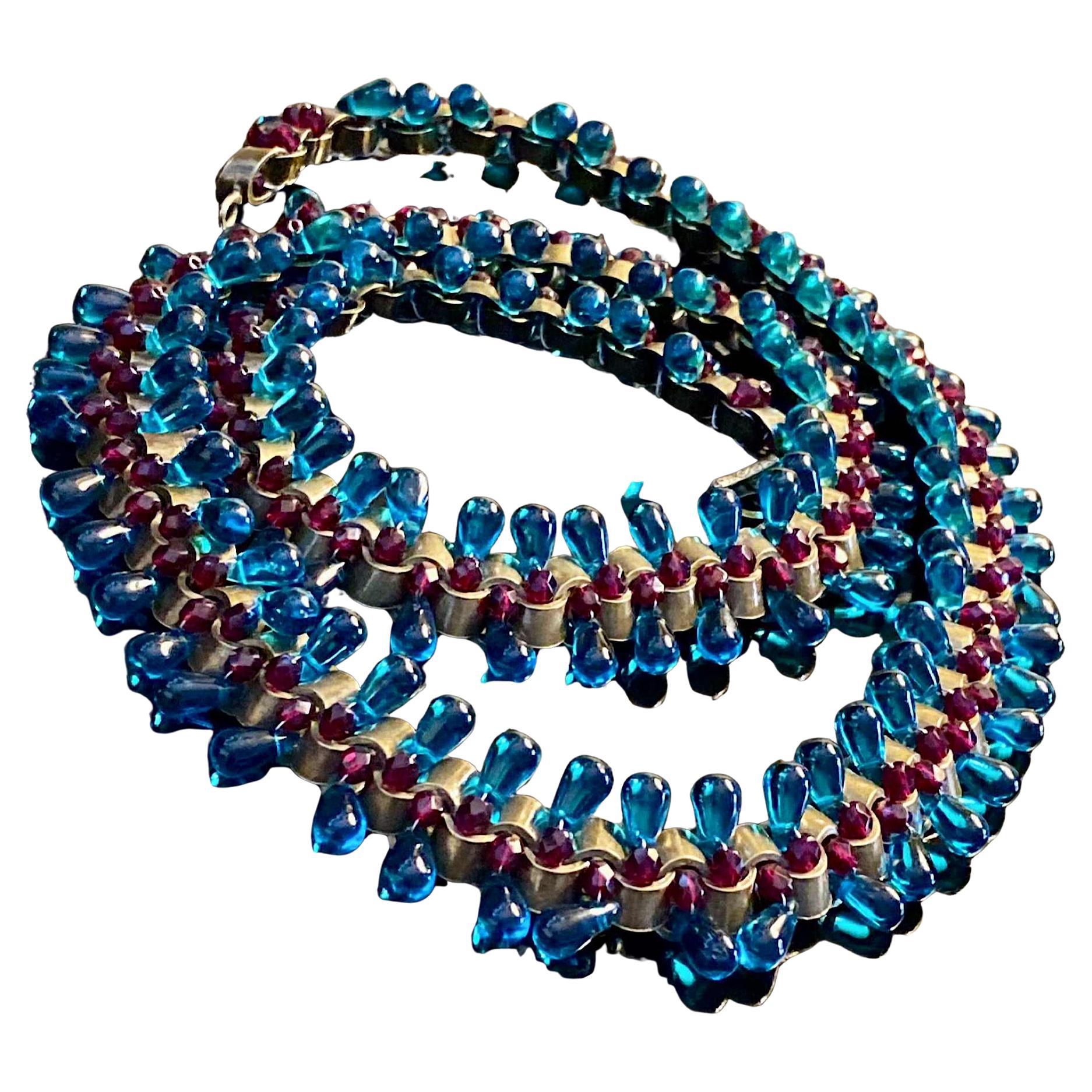 Questo splendido e insolito pezzo di Chanel risale alla collezione autunnale del 1997.
Ha un design molto insolito e che non ho mai visto prima, forse un pezzo da passerella, come ho fatto io.  credono che sia unico.

Può essere indossato come