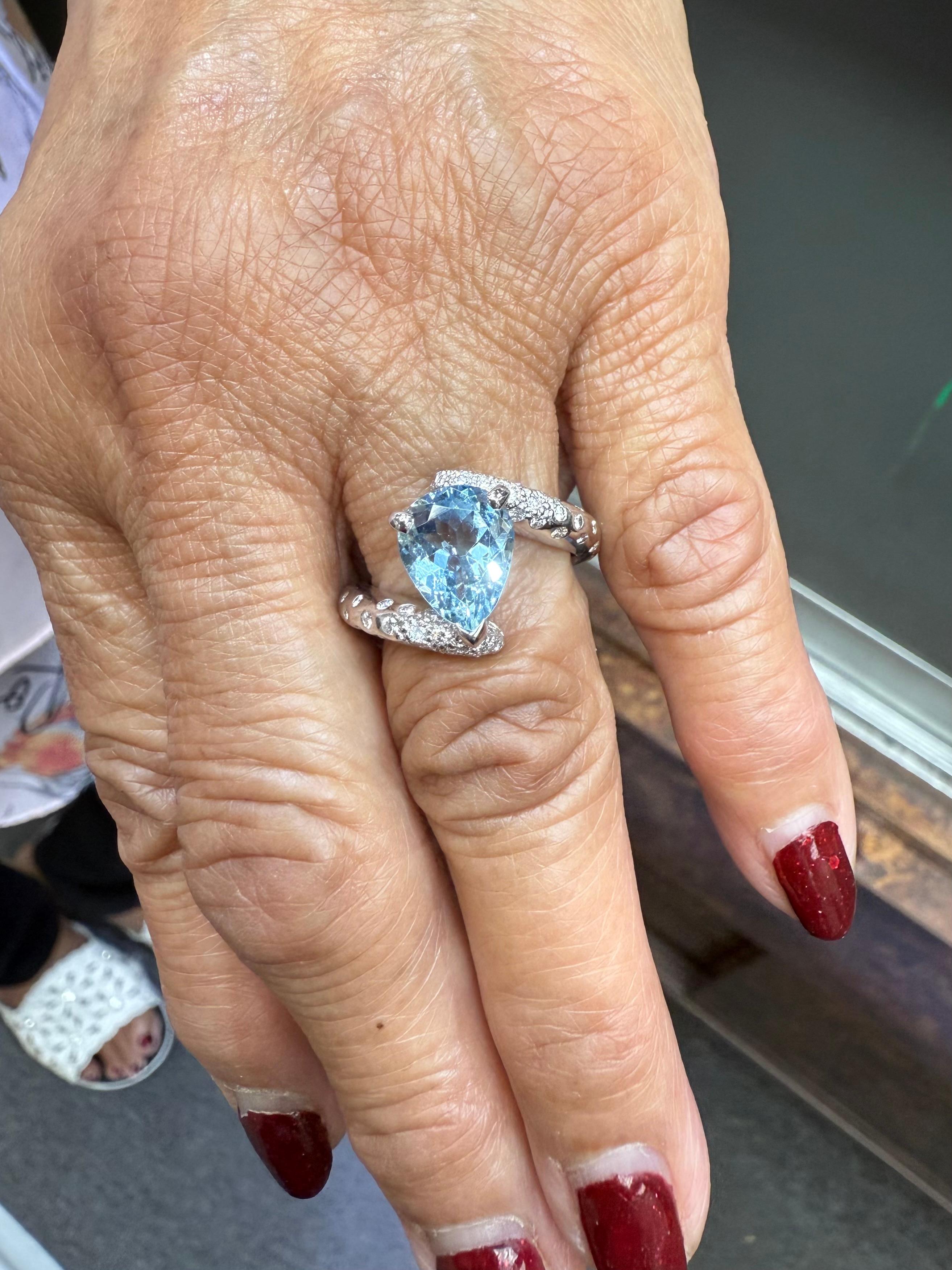 Anello Chanel Acquamarina Diamante Comete Star in oro bianco 18k.

L'anello Chanel con acquamarina e diamanti Comete Star in oro bianco 18 carati è uno di quegli anelli eleganti che solo Chanel può concepire.  Tra due fasce divise è incastonata