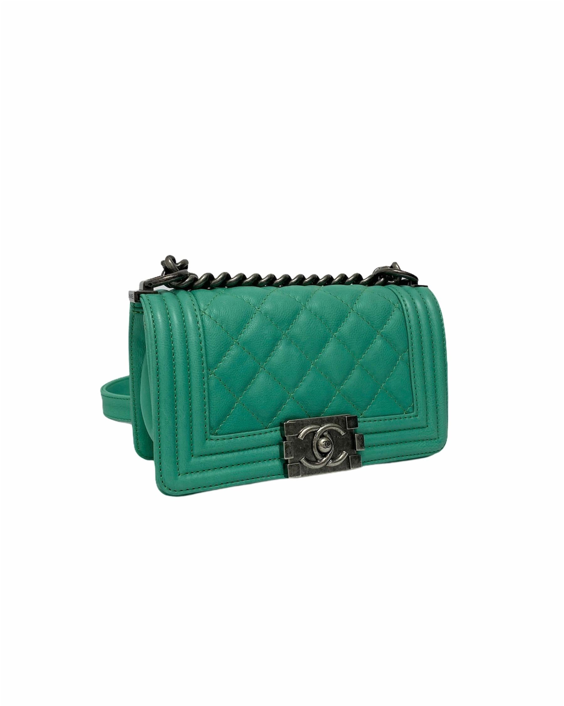 Chanel bag, Boy model, made of aquamarine green leather with silver hardware. Equipped with an interlocking closure, internally lined in black fabric, roomy for the essentials. Equipped with a sliding shoulder strap in leather and chain. The product